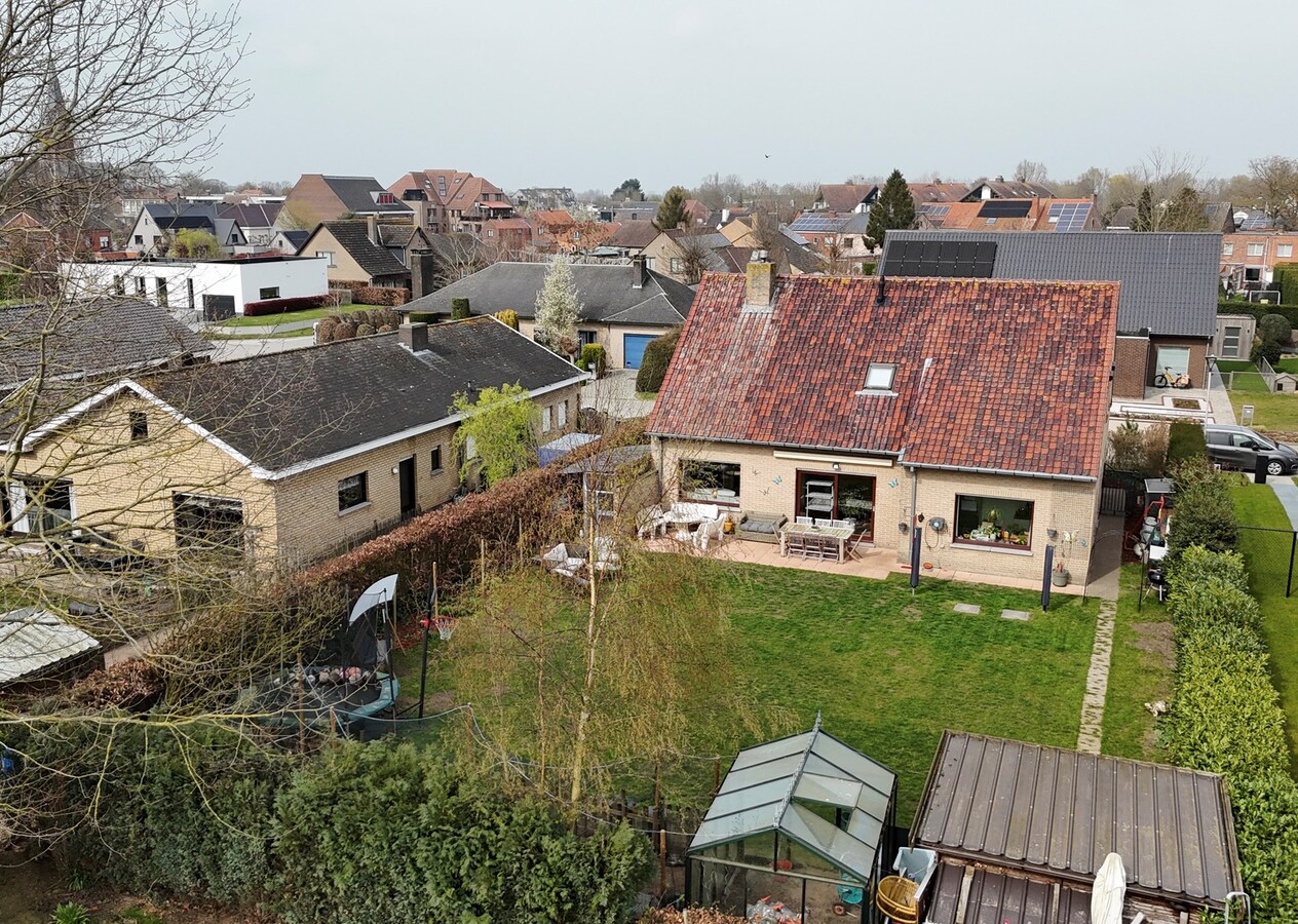 Alleenstaande instapklare gezinswoning met 5 slaapkamers zuidgerichte tuin en garage te Koekelare 