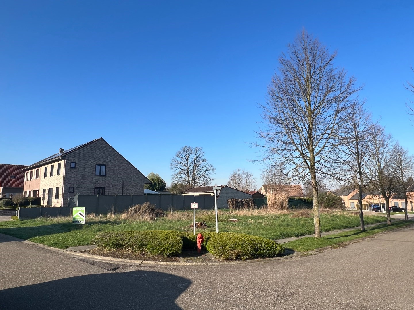 RUIM PERCEEL BOUWGROND OP RUSTIGE LIGGING IN STADSRAND 