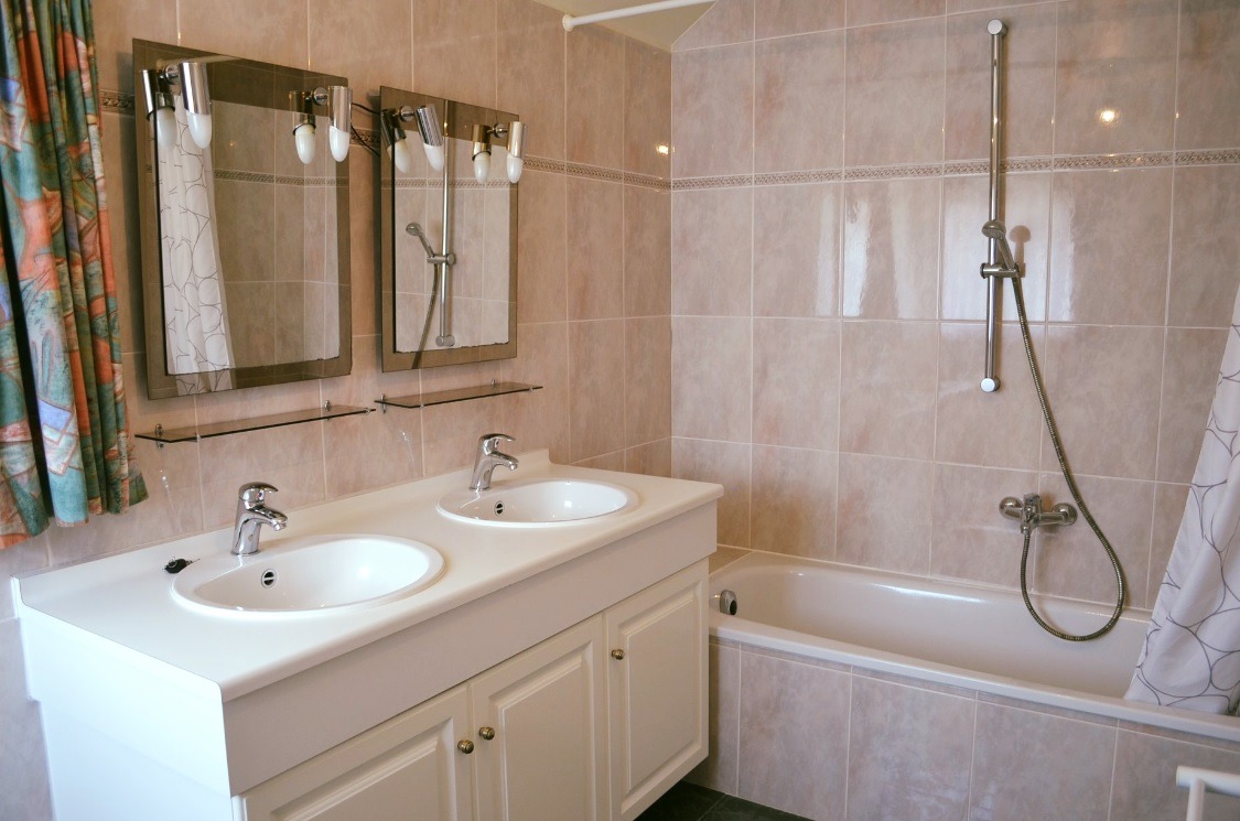 Halfopen bebouwing op 530m² met 3 slpks, garage, tuin en tuinhuis te Maldegem 