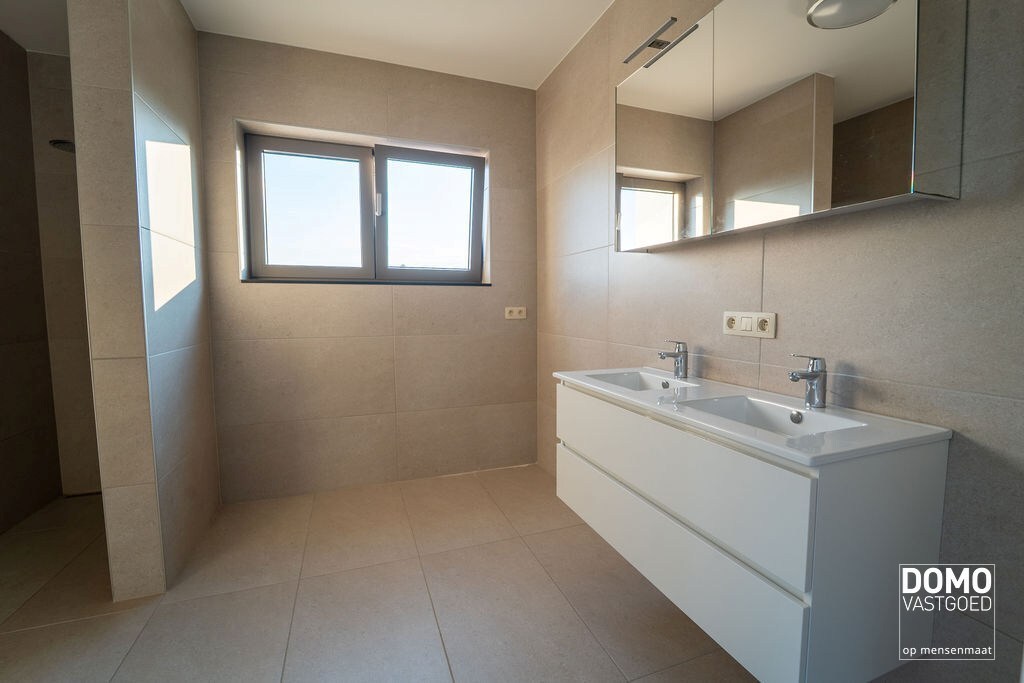 LUXE PENTHOUSE APPARTEMENT MET 2 TERASSEN, LIFT EN ONDERGRONDSE AUTOSTANDPLAATS IN HASSELT. 