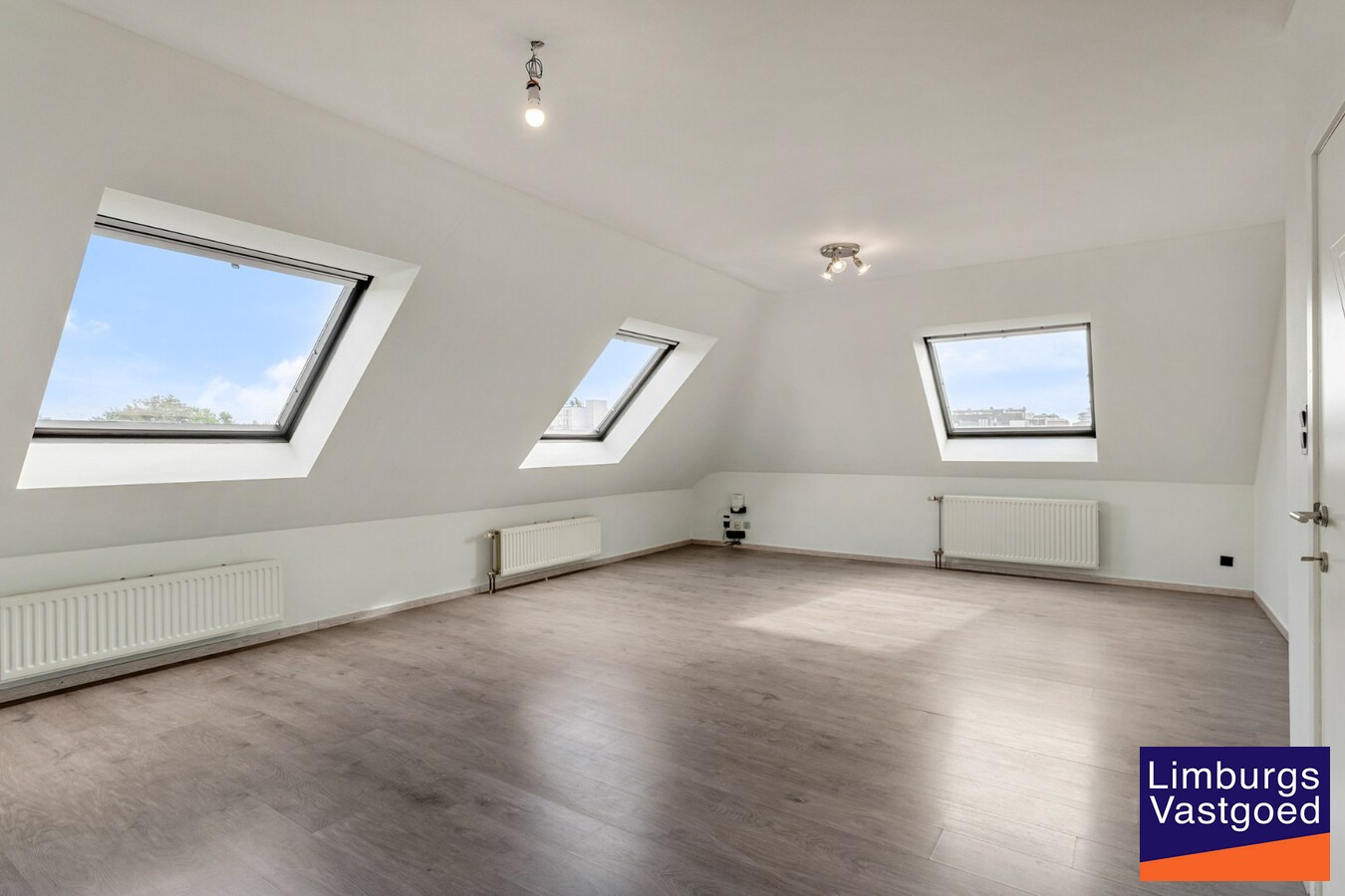 Recent gerenoveerd Duplex appartement met 3 slaapkamers en garagebox in het centrum van Hasselt. 
