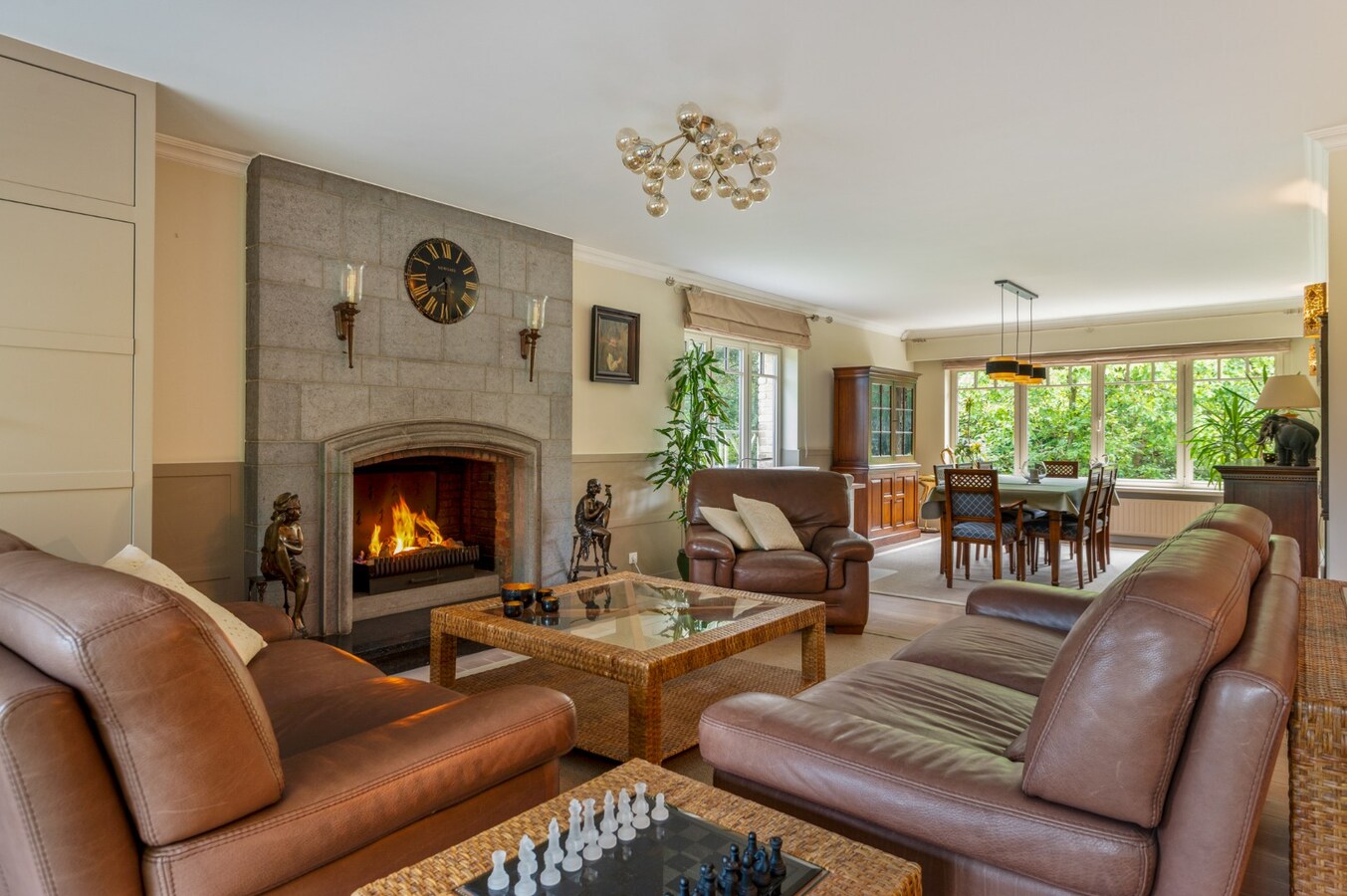 Exclusief eigendom met twee volwaardige, zelfstandige villa-woningen, een conciërgeverblijf en luxueuze paardenfaciliteiten op ruim 2 ha te Brasschaat 