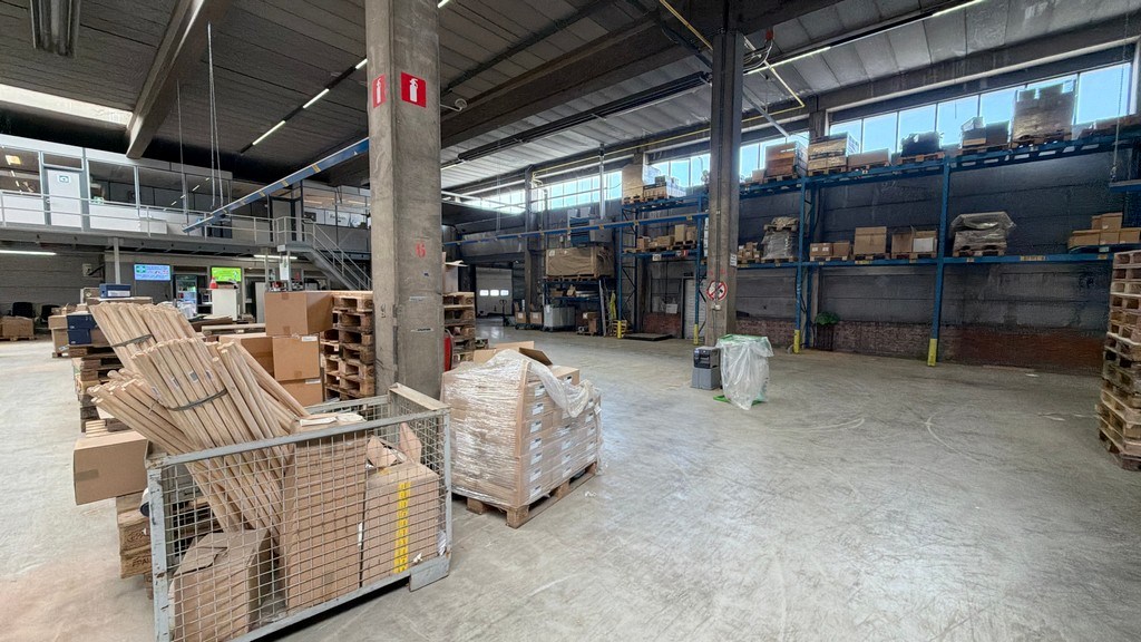 Magazijn met loskades en kantoor te huur vlakbij haven van Antwerpen