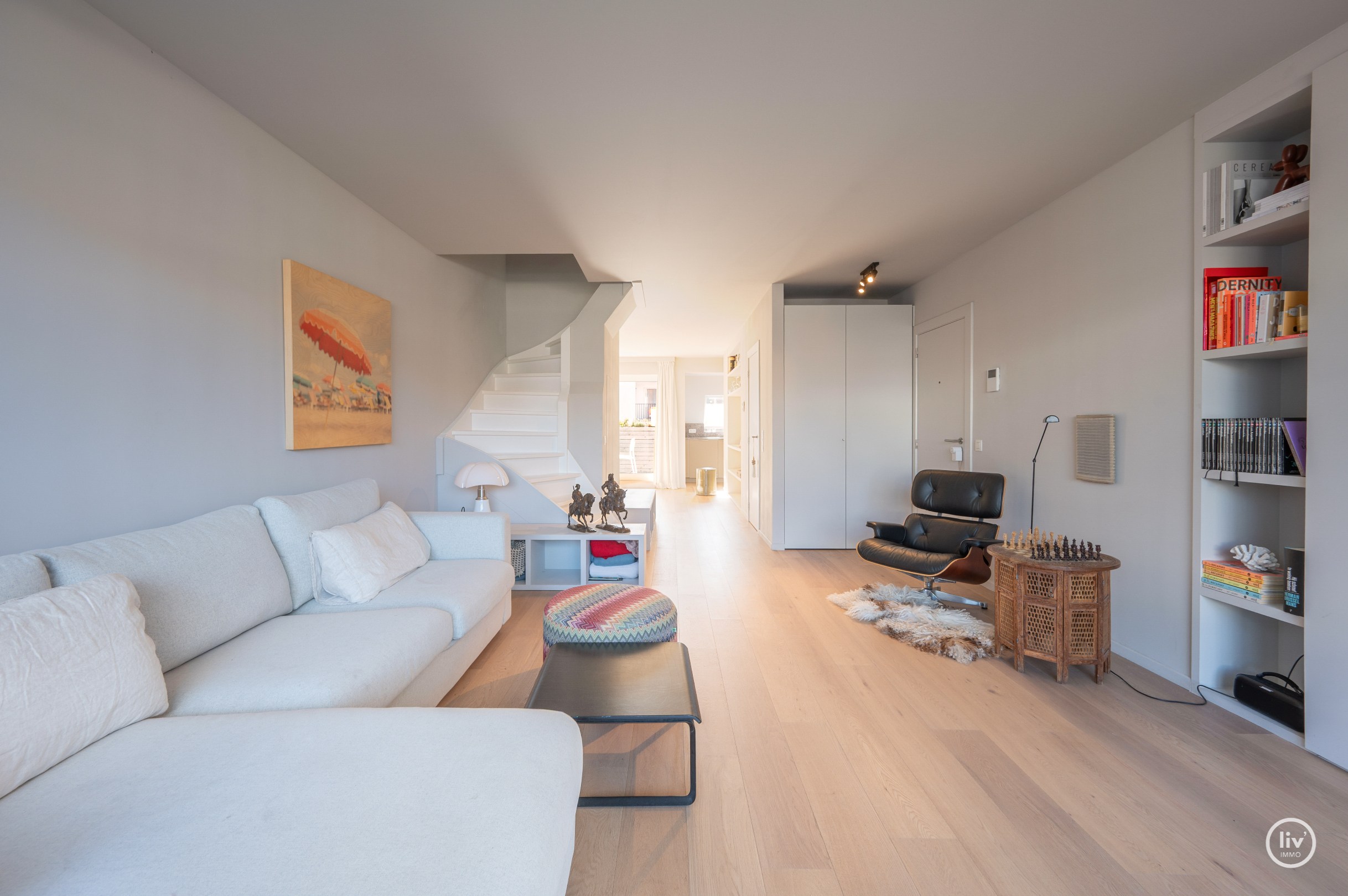 Stijlvol appartement met 2 zonnige terrassen op een toplocatie in Knokke Centraal gelegen tussen zeedijk en Lippenslaan. 