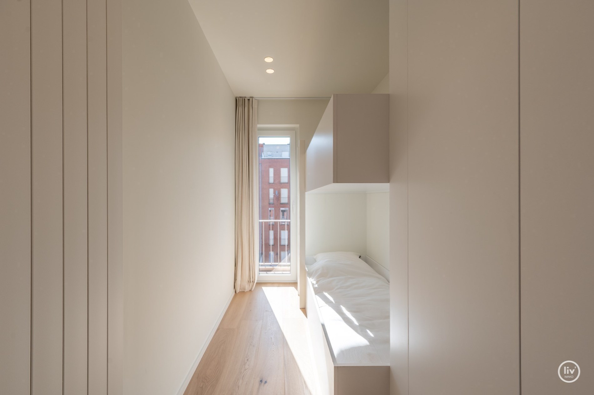 Appartement entièrement rénové avec terrasse situé sur l'avenue Lippens, près de la place Van Bunnen. 