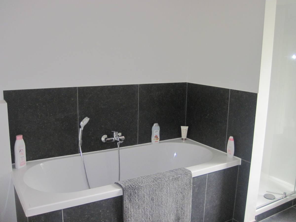 Recent vernieuwde rijwoning nabij de Schelde. 