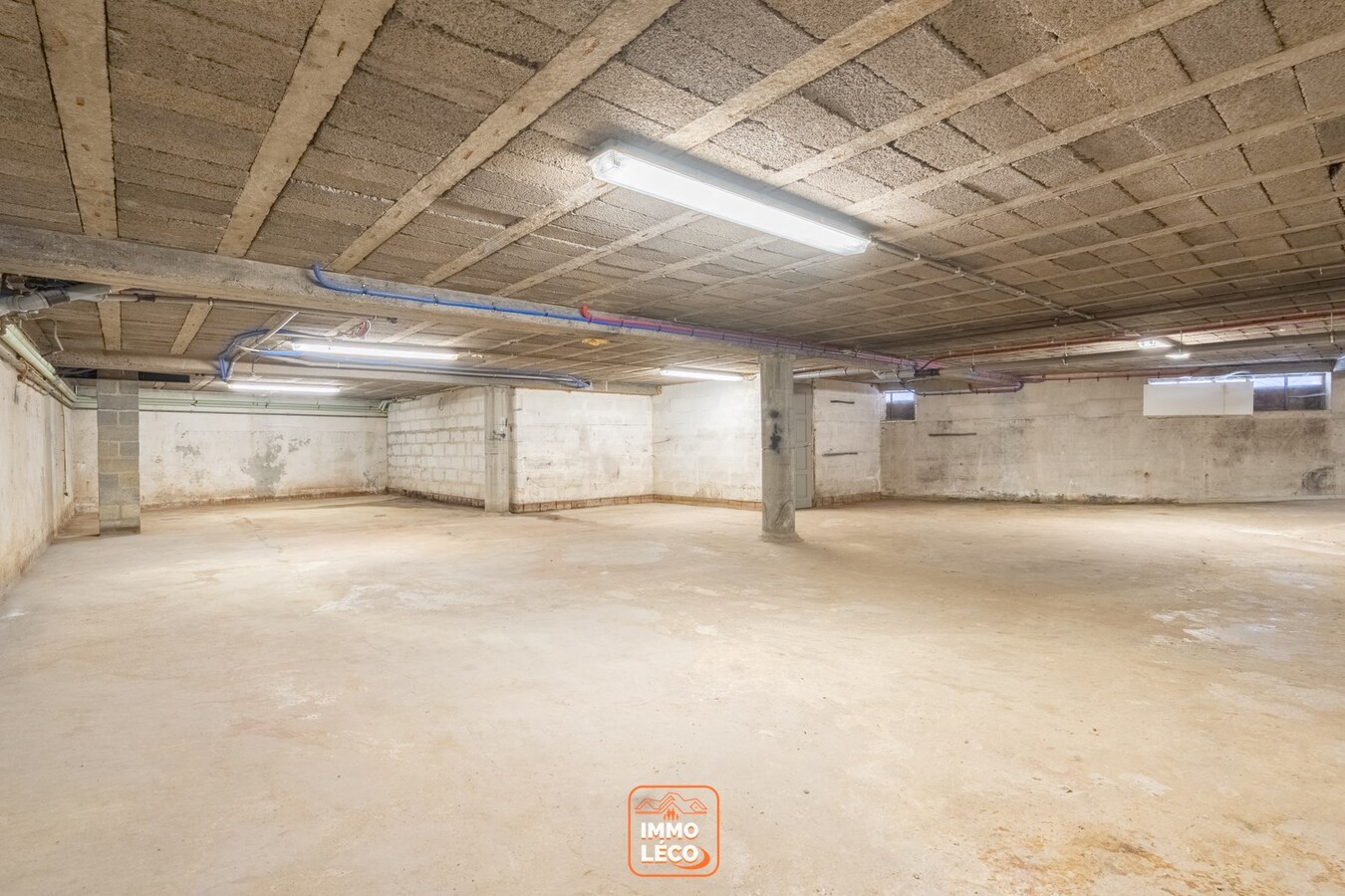 Entrepôt de +/- 180m2 dans le village de Luingne 