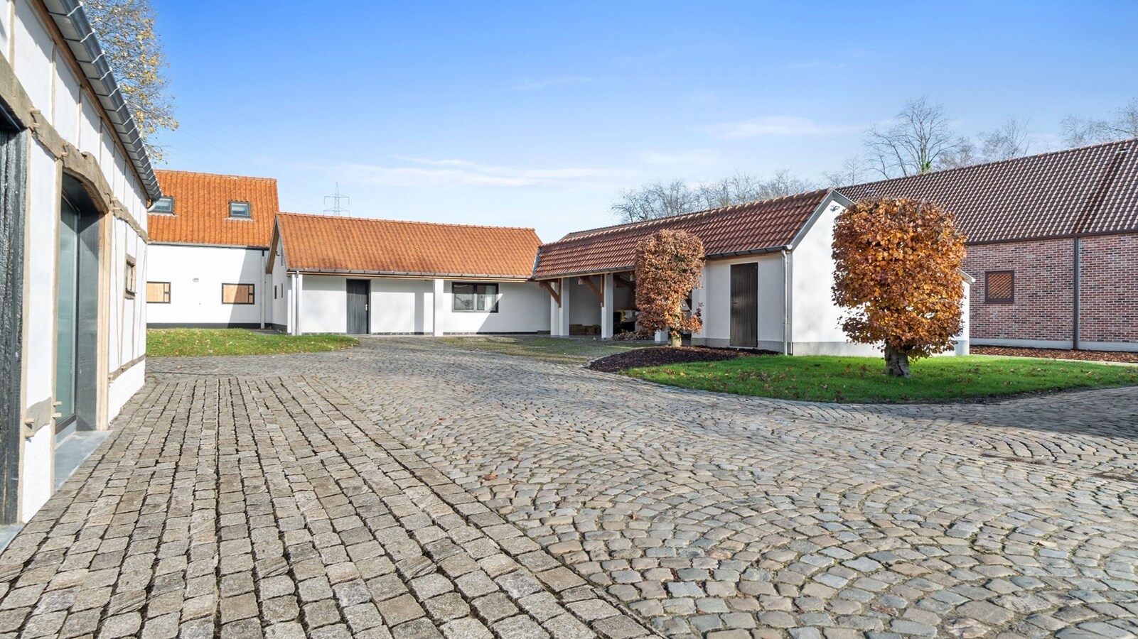 Luxueus landhuis met binnen- en buitenpiste en paardenstallen op een domein van ca. 3 ha te As 