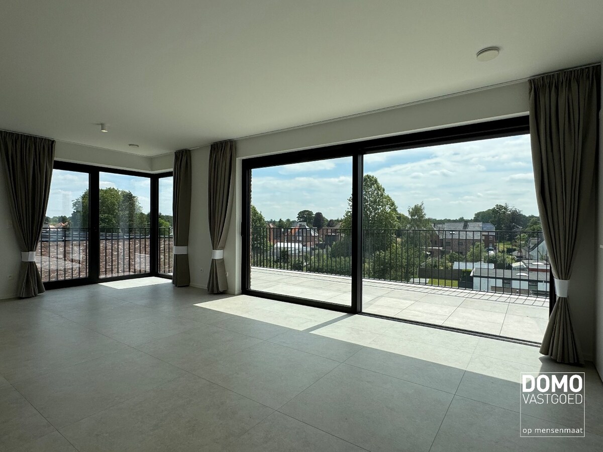 PENTHOUSE MET 2 SLAAPKAMERS, RUIM TERRAS EN AUTOSTANDPLAATS TE KERMT 