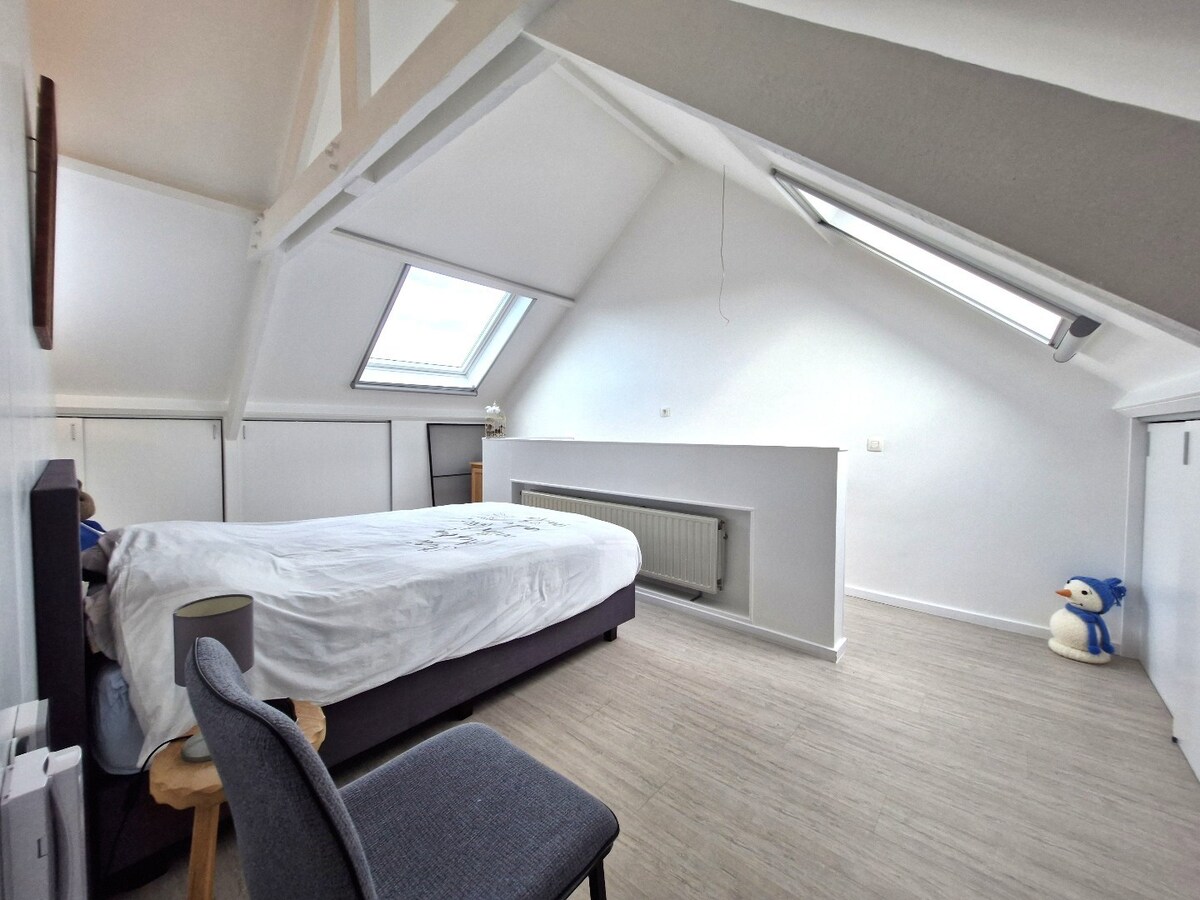 Knap gerenoveerde woning met uitzonderlijk lichtinval in het hartje van Heist 