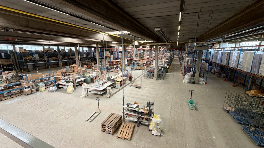 Magazijn met loskades en kantoor te huur vlakbij haven van Antwerpen