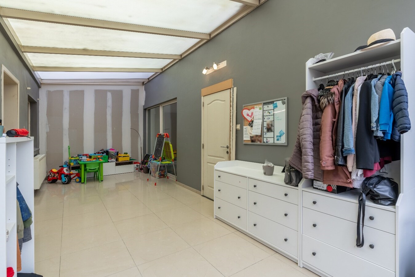 Ruime gerenoveerde woning in Niel-bij-As met 3 slaapkamers. 