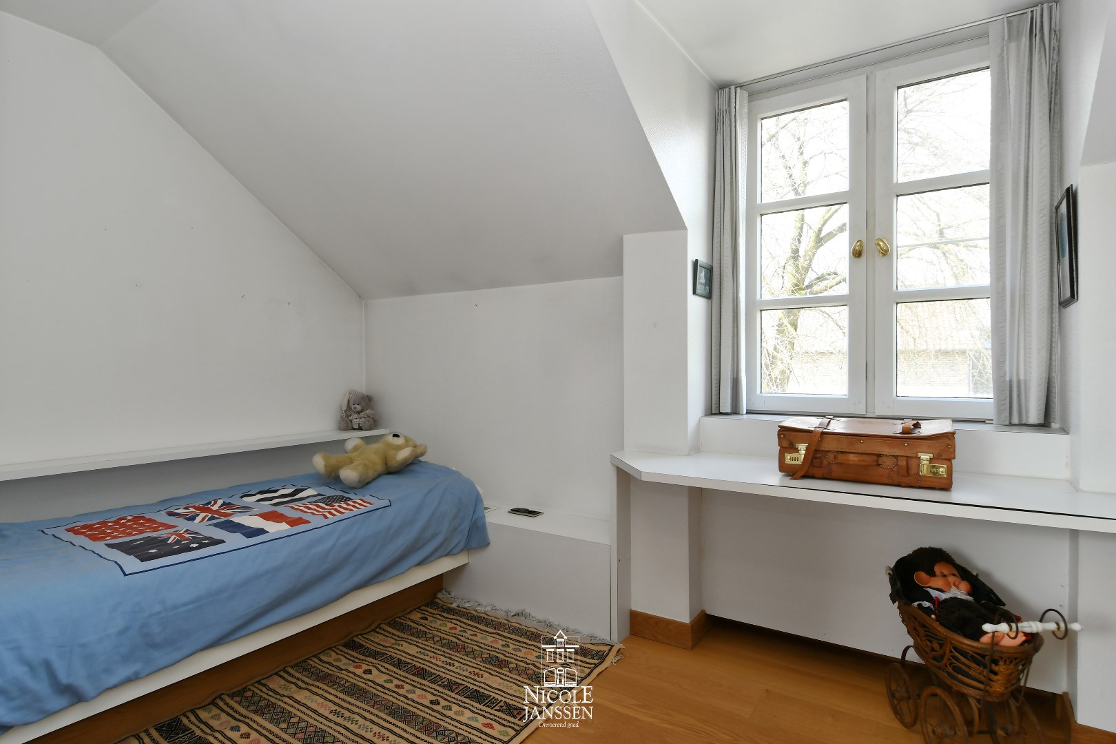 Slaapkamer met laminaatvloer