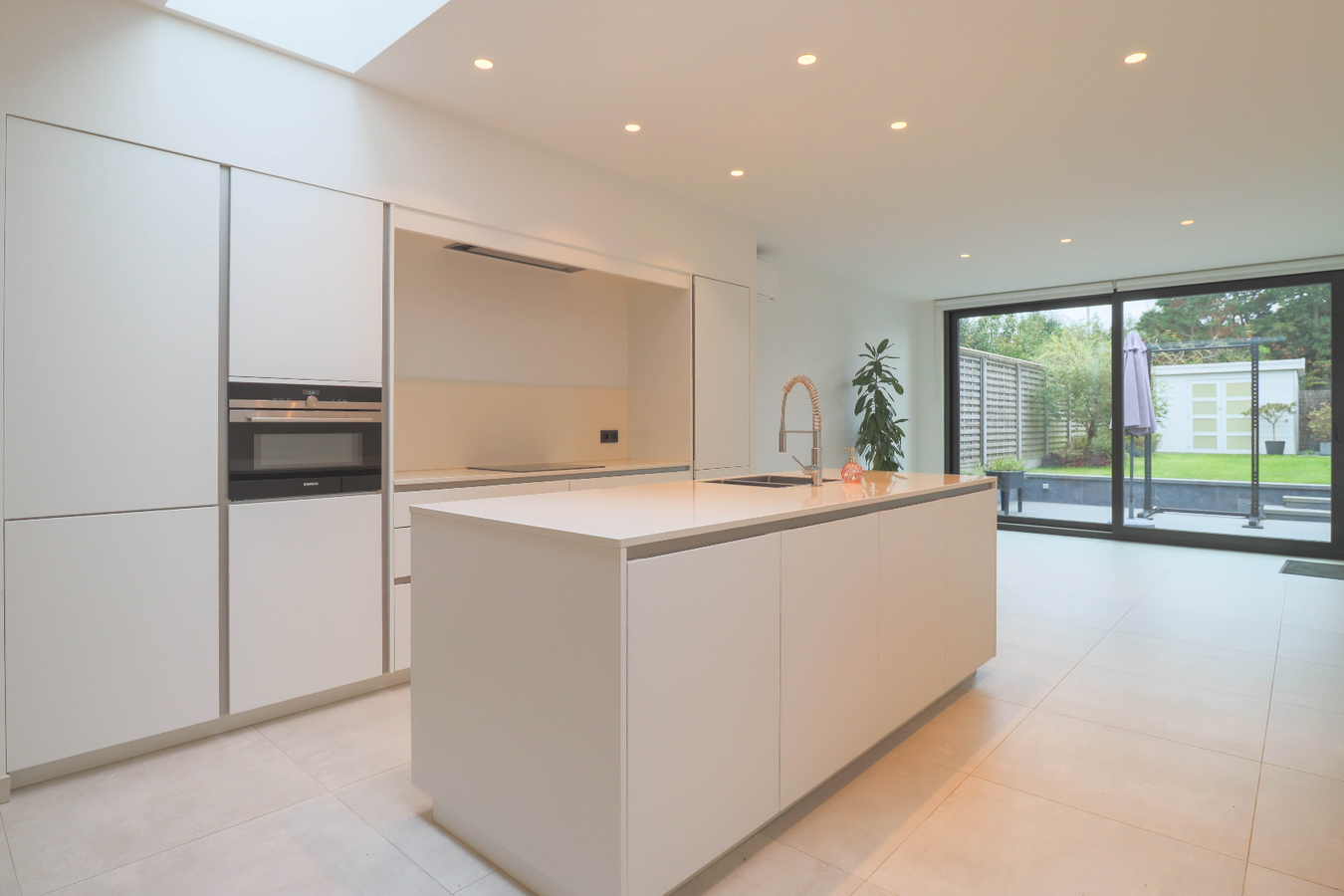 Volledig gerenoveerde en instapklare woning met 3 slaapkamers en tuin te Kortrijk! Doorniksewijk ! 