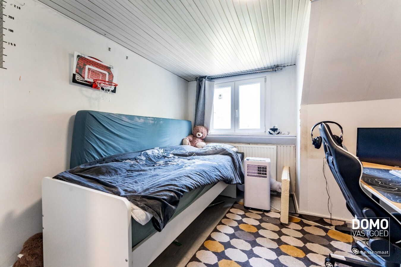 RUIM APPARTEMENT MET 2 SLAAPKAMERS, 2 ZOLDERKAMERS EN 2 GARAGES TE RUNKST 