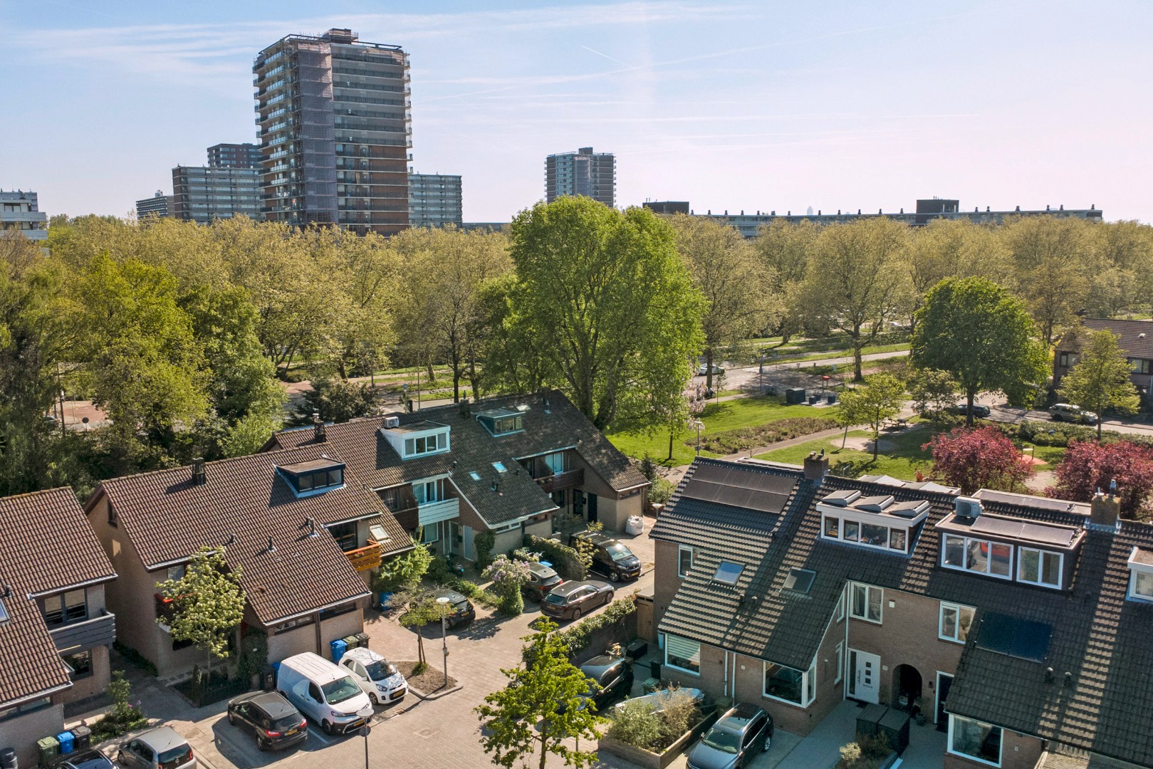 Goed onderhouden geschakelde  5-kamer woning, instapklaar, parkeerplaats, berging, zonnige tuin en gelegen in de zeer kindvriendelijke wijk Ommoord. 