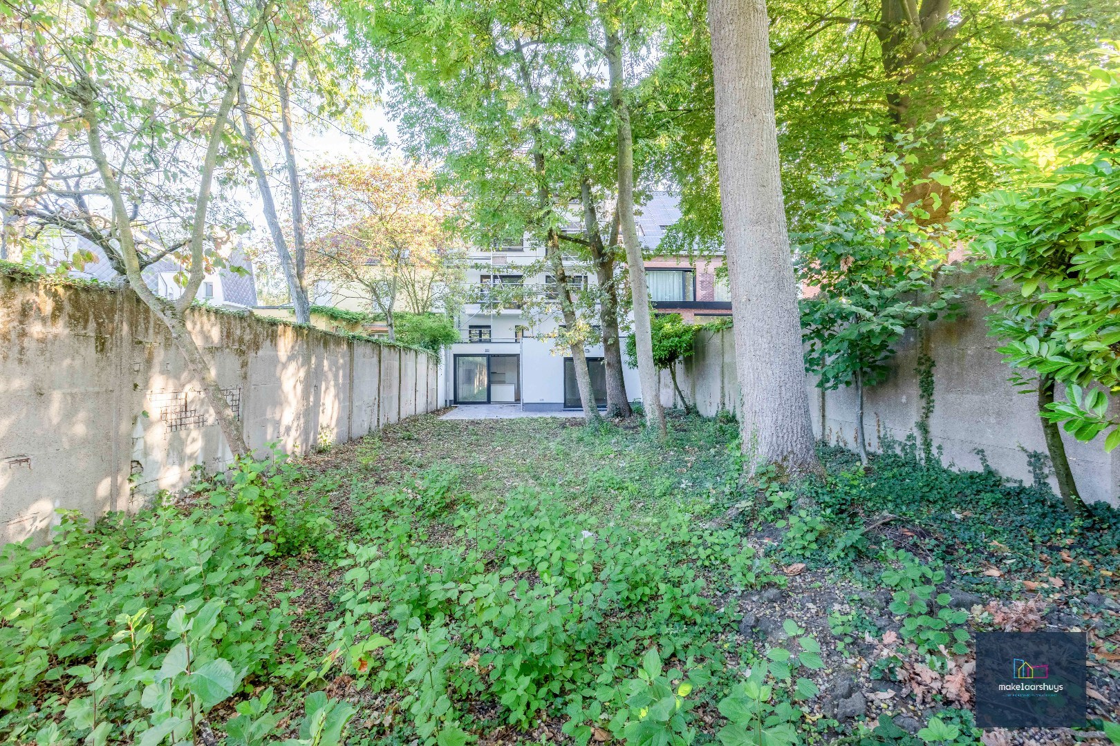 Prachtig  duplex appartement met 4 slpk, 3 badk, grote tuin en parkeergelegenheid 