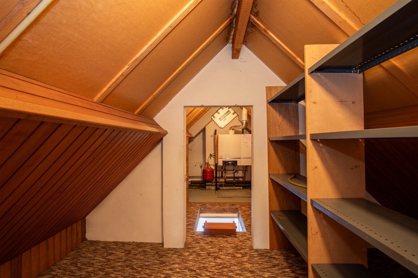 Degelijke vrijstaande woning met groot bijgebouw gelegen op een hoekperceel in Hooge Mierde. 