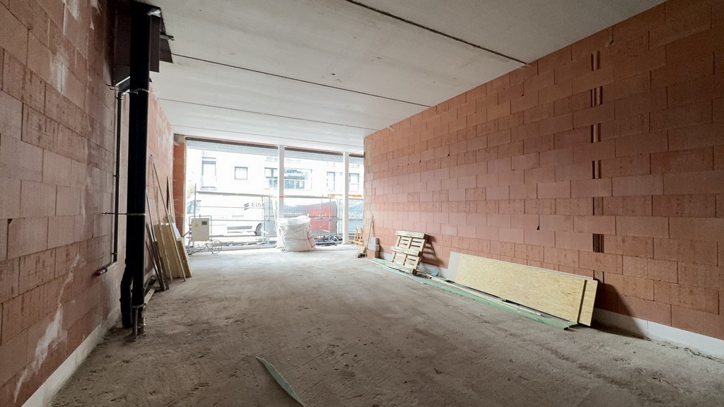 Nieuwbouw handelsgelijkvloers te koop in Deinze