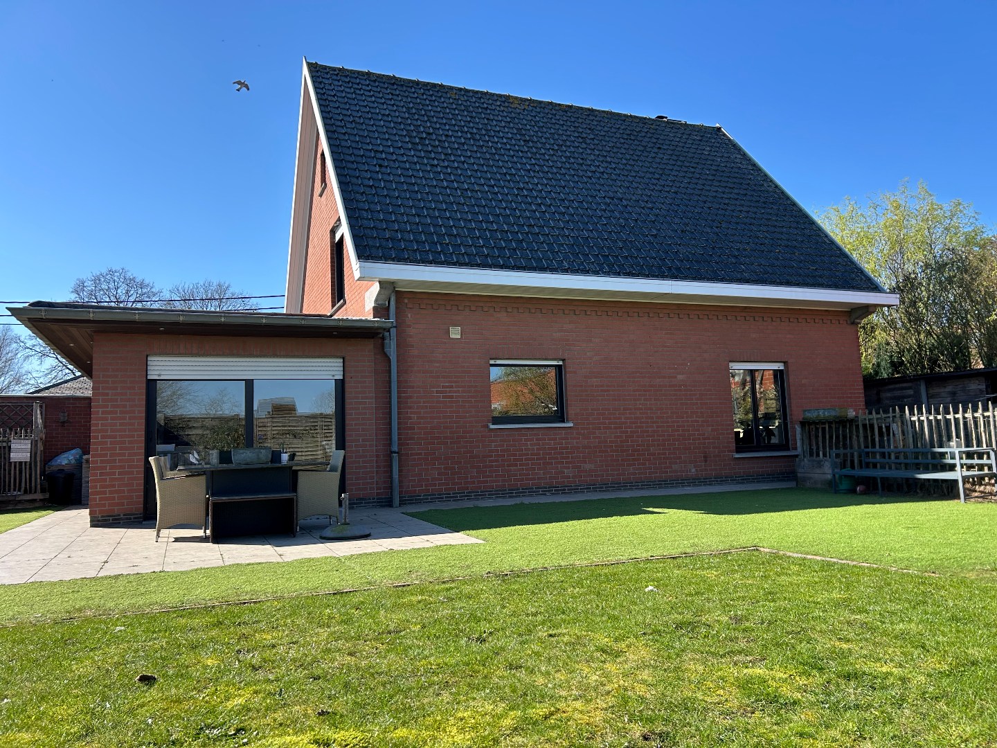 Instapklare woning met 3 slaapkamers, garage en tuin op 496m² 