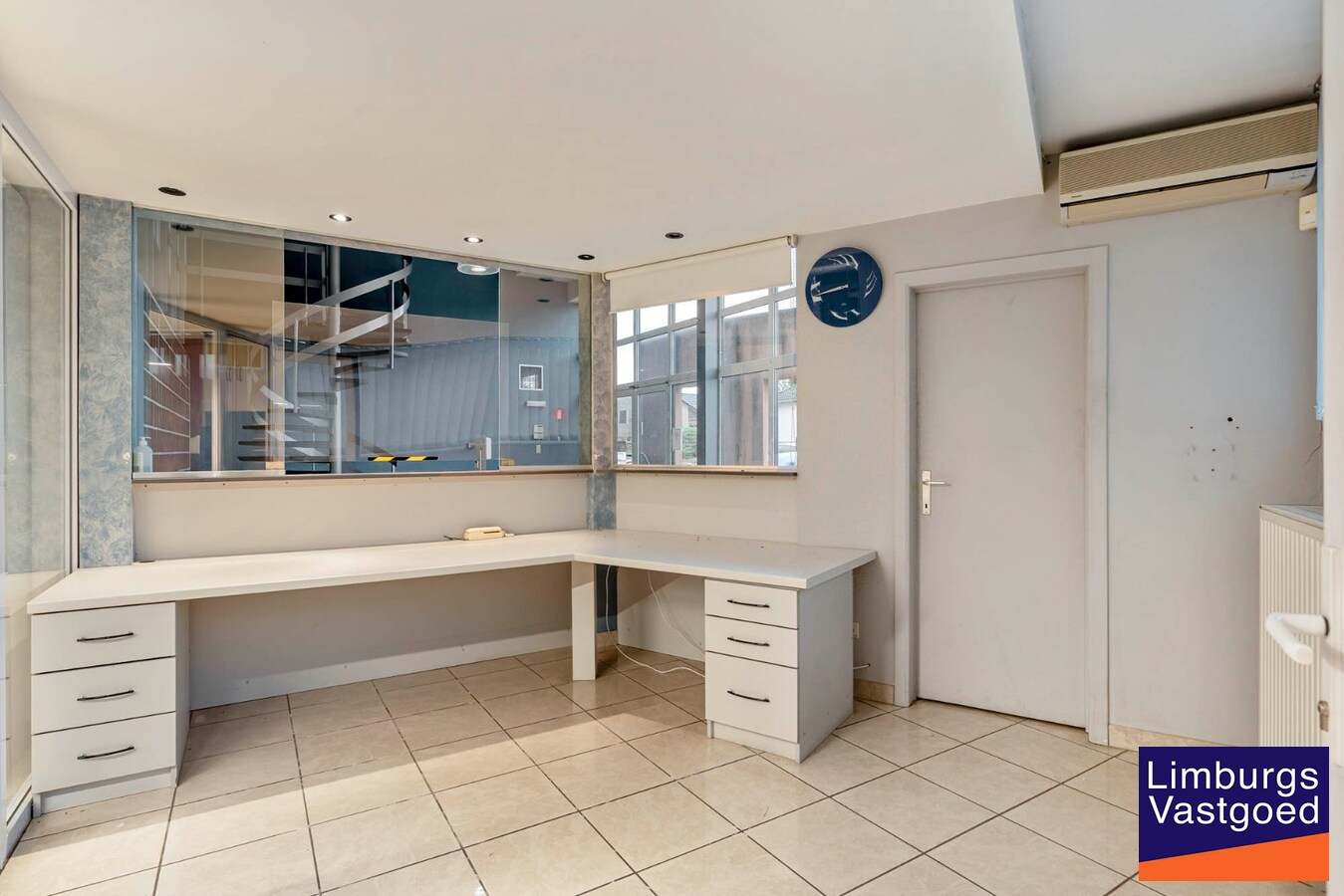 Bedrijfsgebouw met kantoren, magazijnen en woonst - groot 2580 m² 