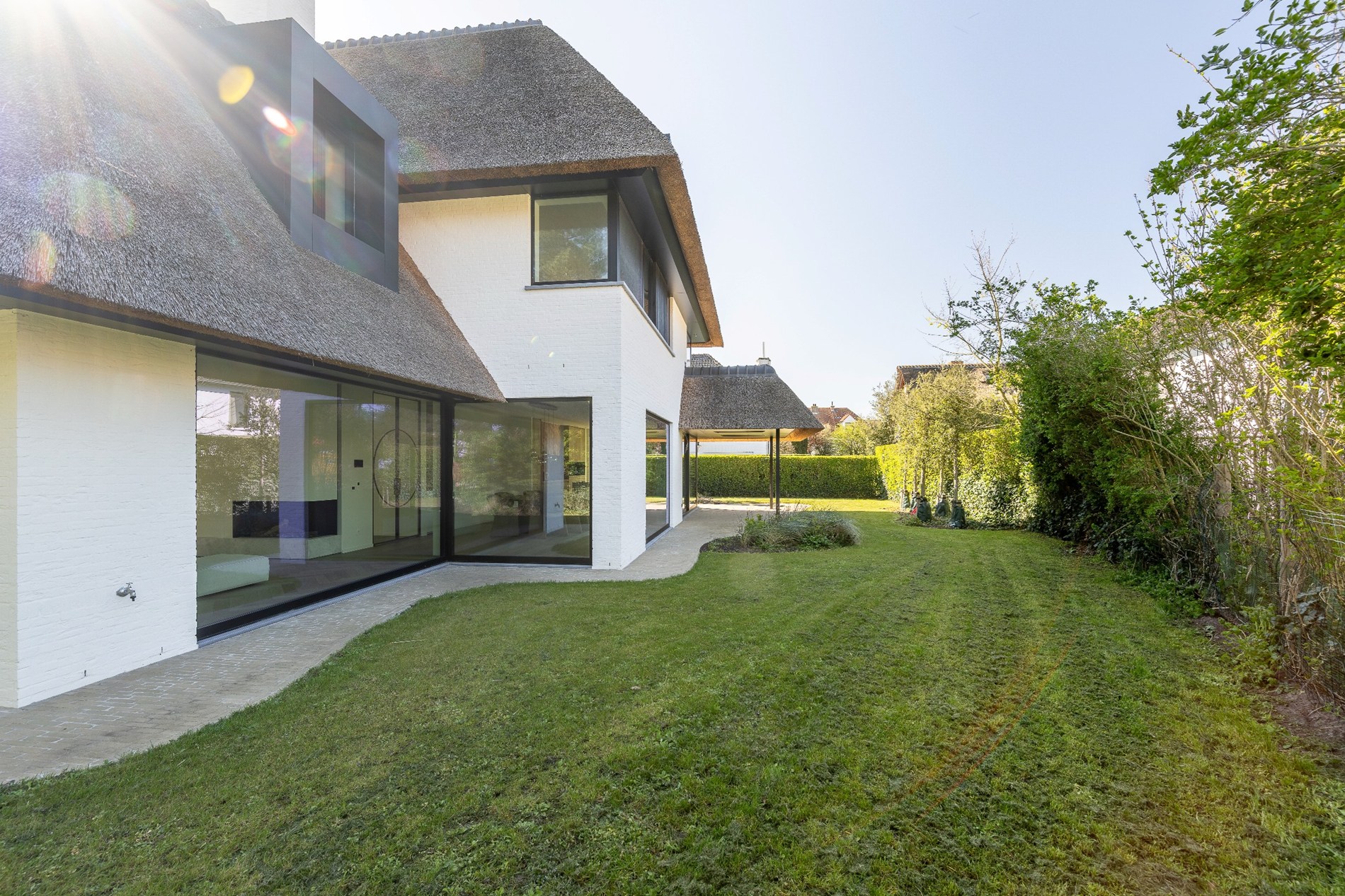 Indrukwekkende nieuwbouwvilla in hartje Zoute op enkele passen van de golf te Knokke. 