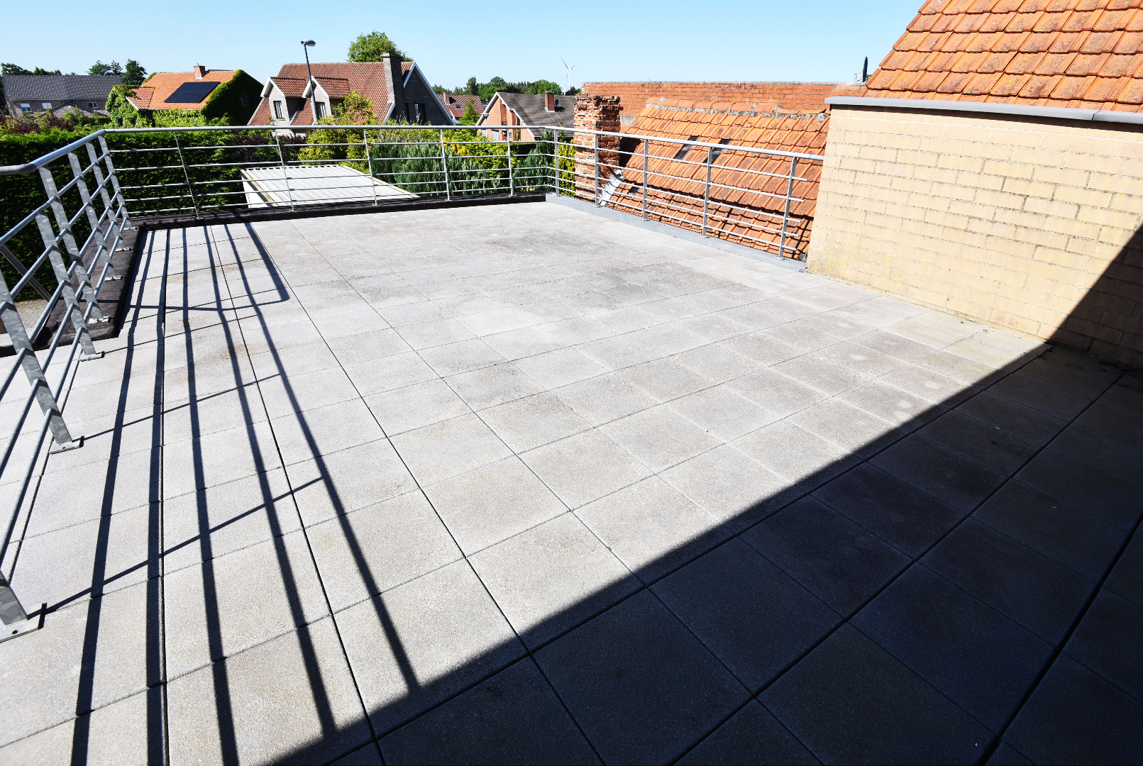 Energiezuinig ruim duplex app. met 3 slpks, terras en 2 autostandplaatsen te Maldegem 