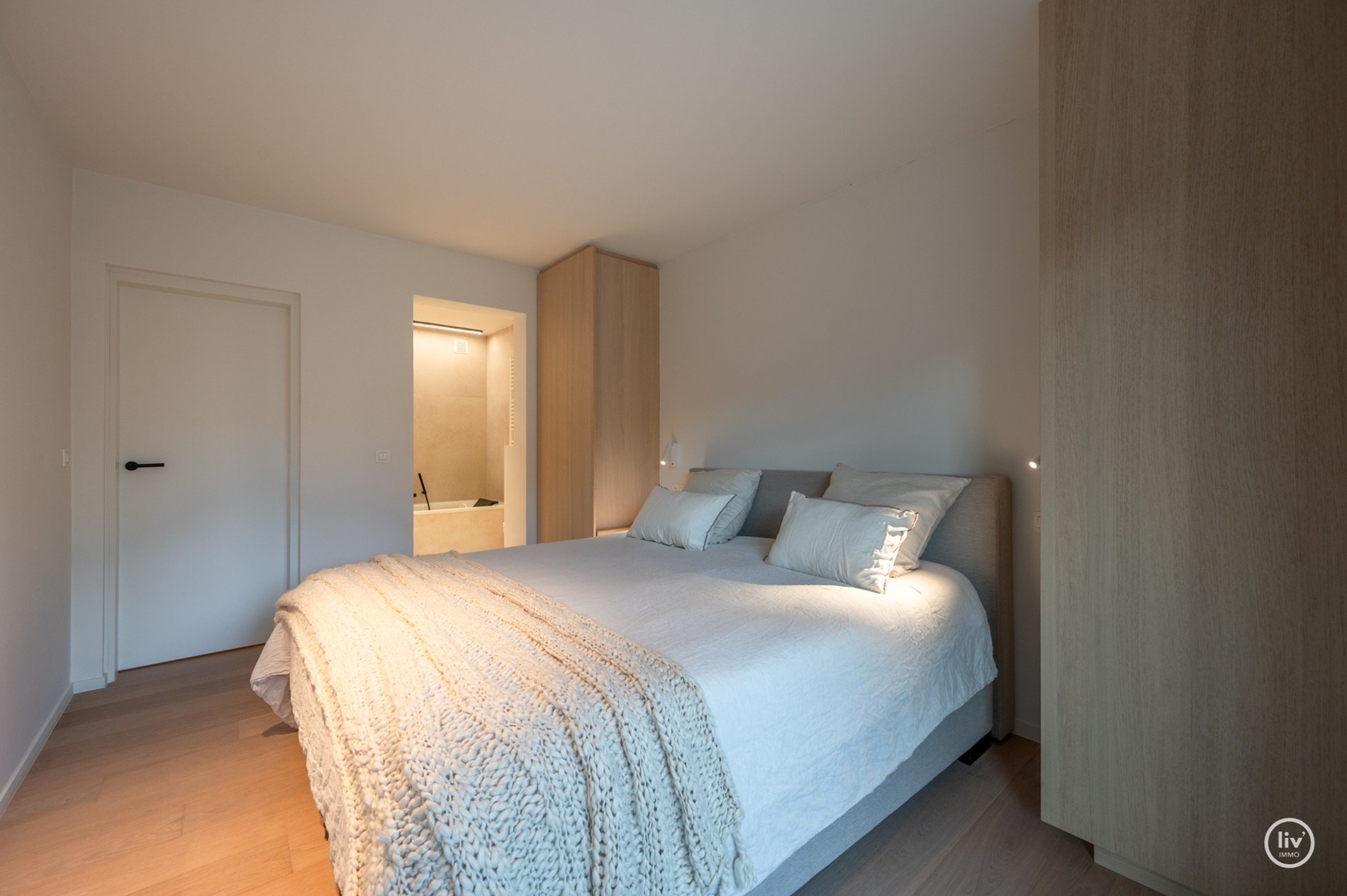 Prachtig ruim 2 slaapkamerappartement met mooie gevelbreedte en groot zonneterras op een topligging vlakbij de Dumortierlaan te Knokke. Garage mogelijk in het gebouw. 