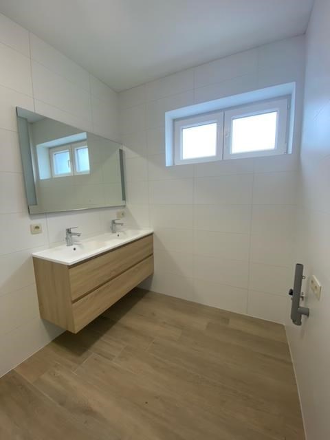 Mooi afgewerkt gelijkvloers appartement met 2 slpk. in Mol-Sluis! 