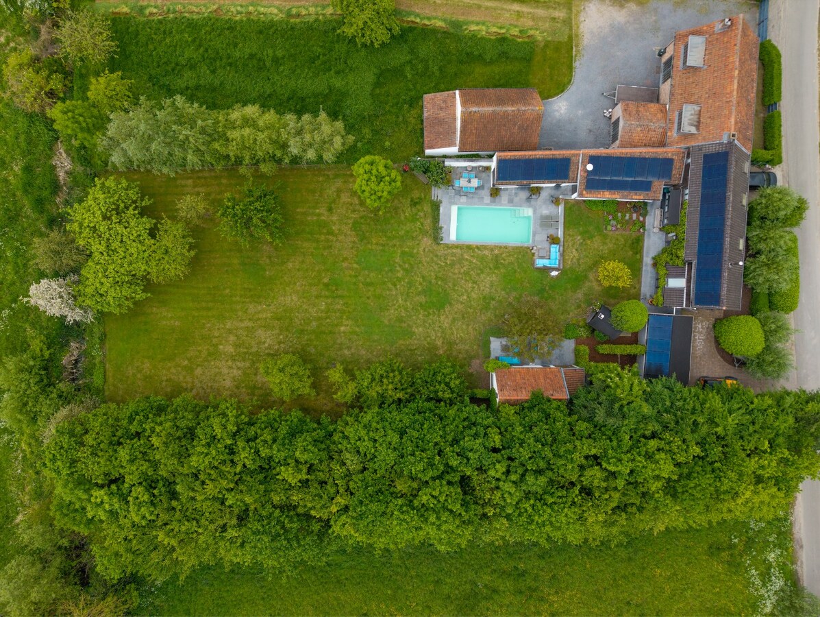 Karaktervolle woning met unieke uitstraling, omgeven door groen en absolute privacy 