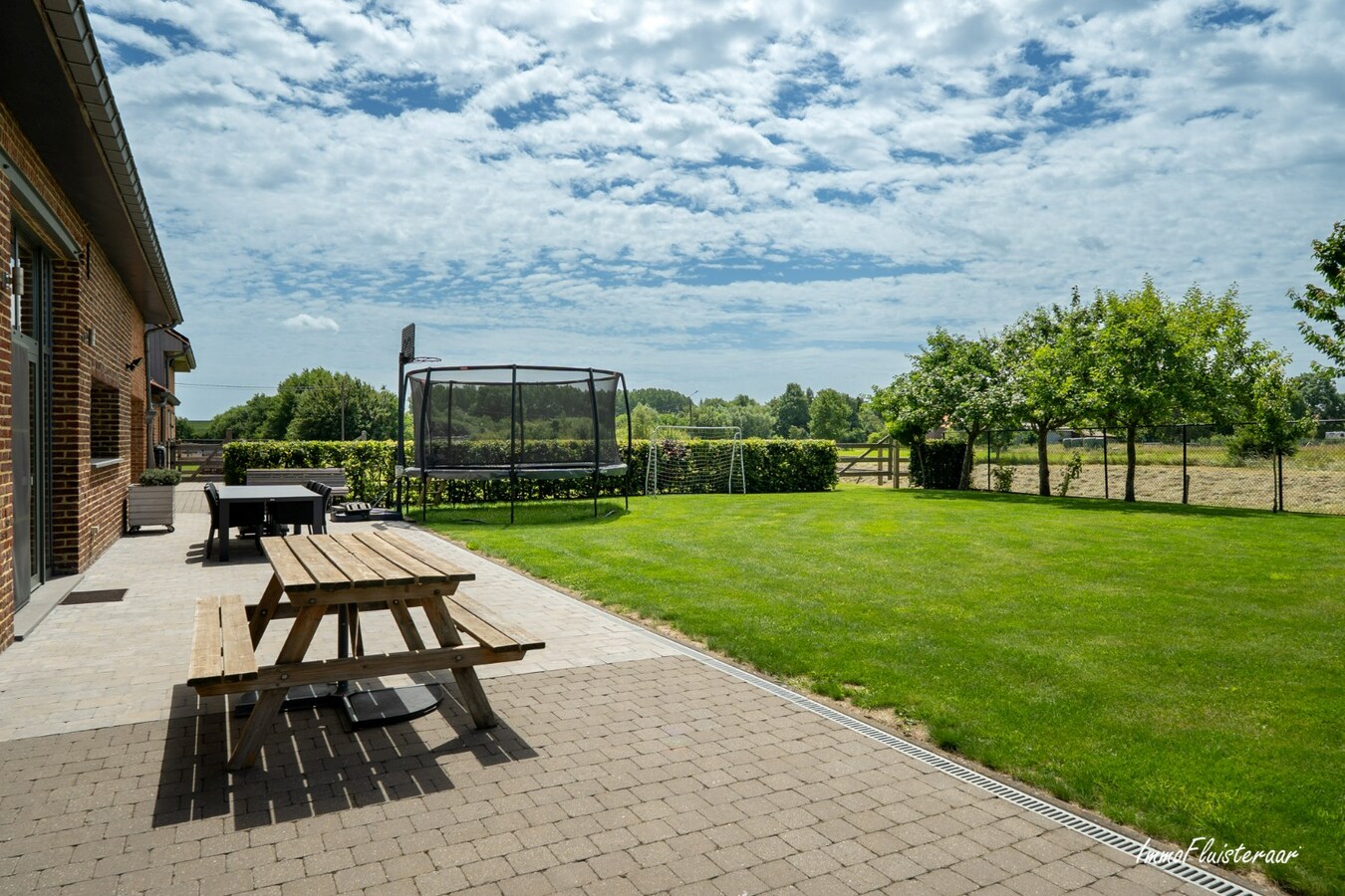 Unieke, gerenoveerde hoevewoning met paardenfaciliteiten, bijgebouwen, uitzonderlijk potentieel en zeer bereikbare ligging 