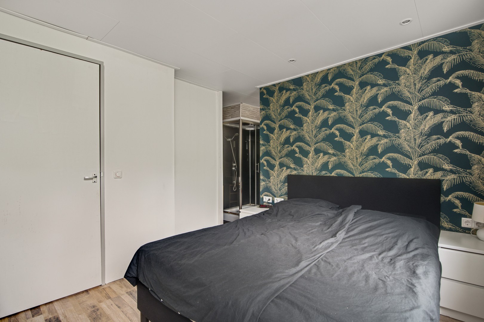 Ruime Tussenwoning in Weert met 4 Slaapkamers, 2 Badkamers, Tuin op het Noordwesten en 2 Parkeerplaatsen - Bouwjaar 1981, 132m² Woonoppervlak 