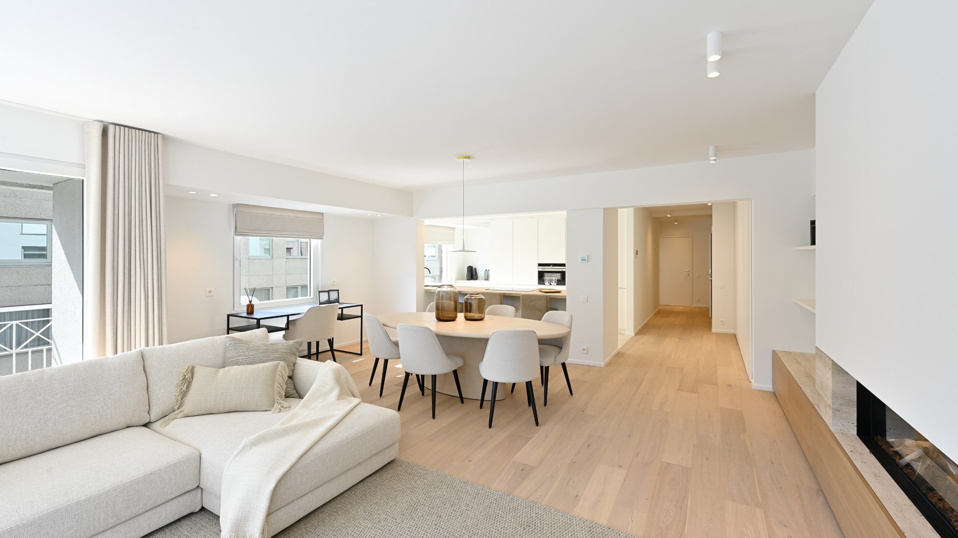 Prachtig, ruim (131 m2) HOEKappartement, volledig gerenoveerd centraal gelegen op de Lippenslaan vlakbij de zeedijk te Knokke. 