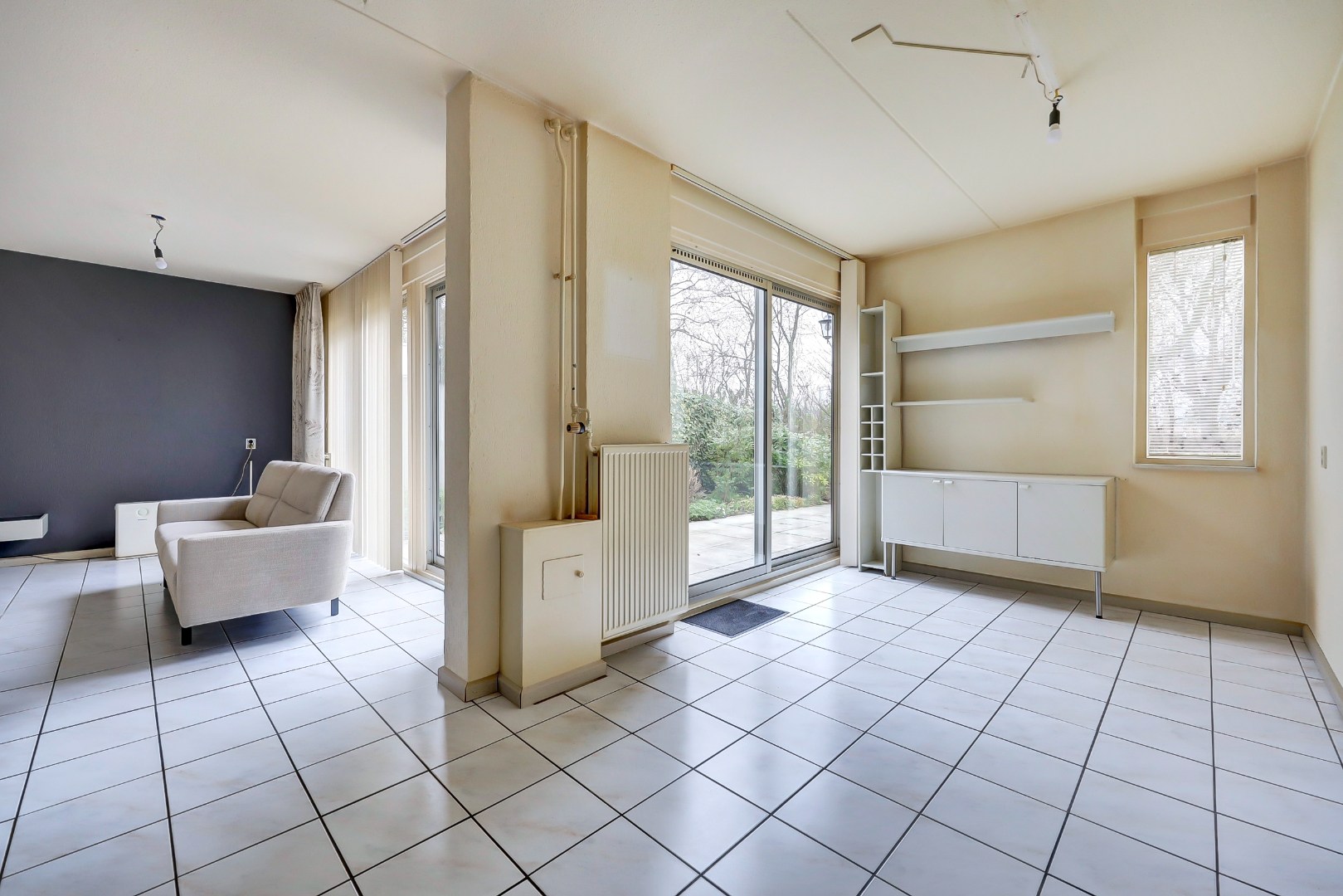 Ruime en lichte 2-onder-1-kap woning met parkeerplaats, garage, 3 slaapkamers, en zonnige tuin op het zuidwesten direct aan het water 