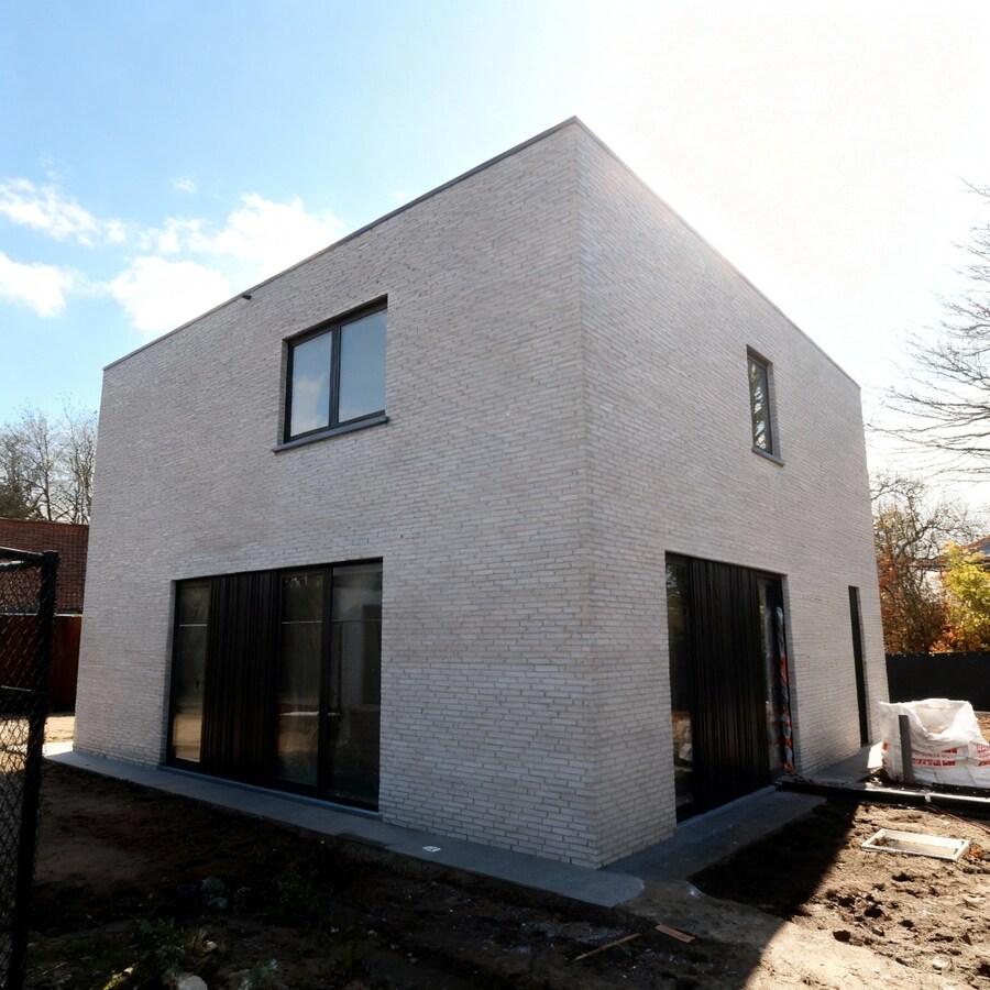 Nieuwbouwwoning met 4 slaapkamers afgewerkt met hoogwaardige kwalitatieve materialen 