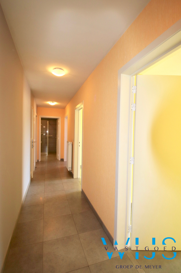 Gelijkvloersapp. met 3 slaapkamers &amp; garage in hartje Assenede ! 