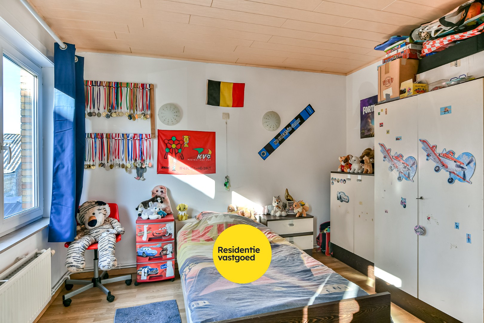 Halfopen woning met drie slaapkamers, tuin en garage 