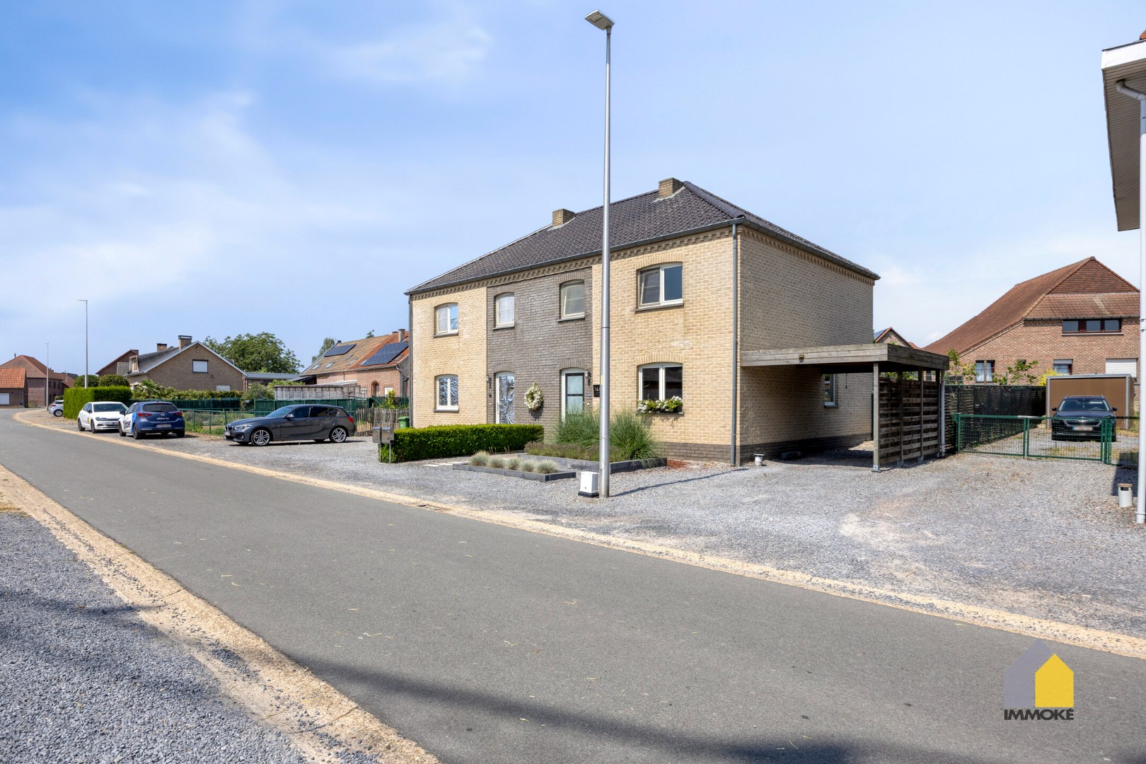 Energiezuinige, halfvrijstaande woning op 2a 82ca met 3 slpk, mooie tuin en carport. 