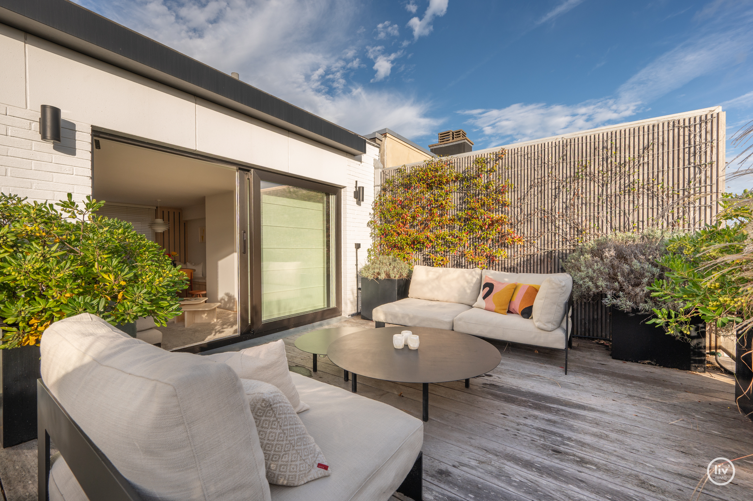 Voici la traduction en français :Appartement lumineux et également en penthouse, idéalement situé entre le Zoute et le centre commercial (possibilité d'acquérir une place de garage à proximité de l'ap 