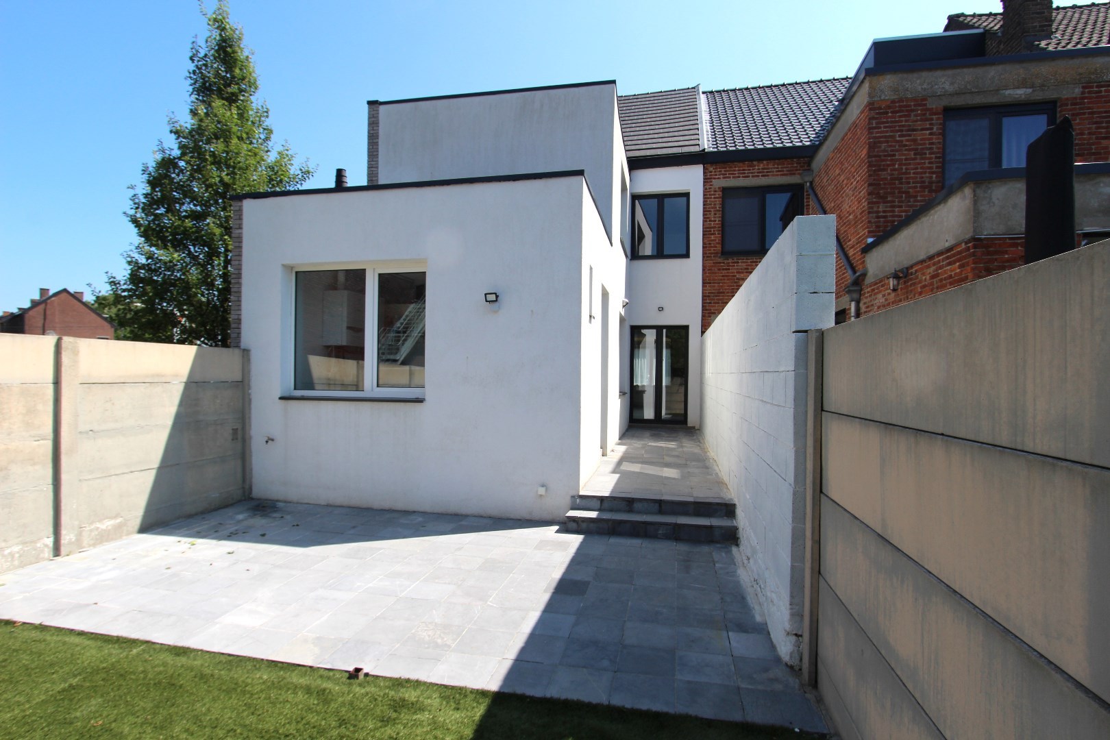 MOOI VERNIEUWDE WONING MET TUIN 