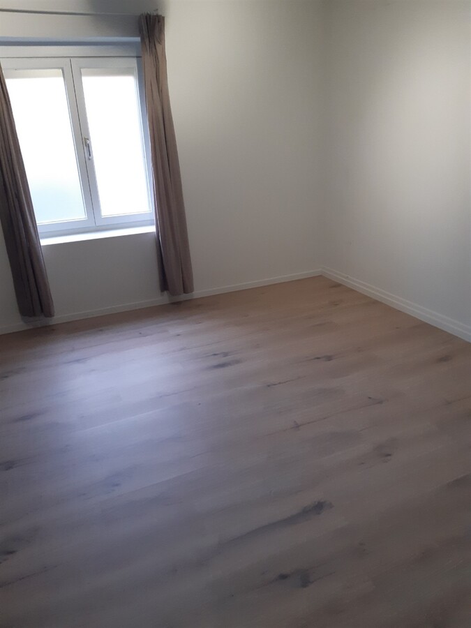 Gerenoveerde woning met weide en loods. 