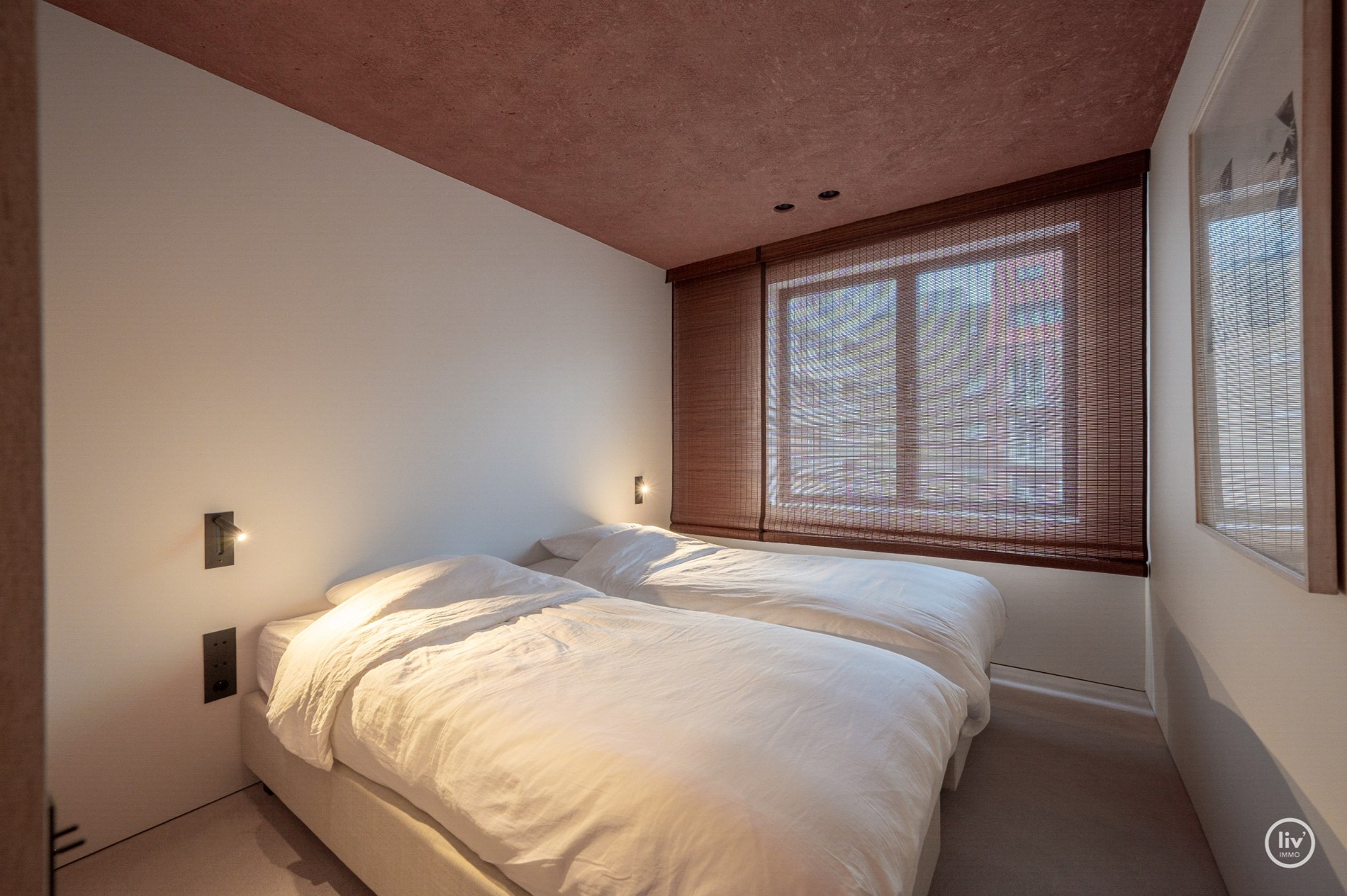 Uniek appartement ontworpen door architect Glenn Sestig met zijdelings zeezicht aan het Driehoeksplein 