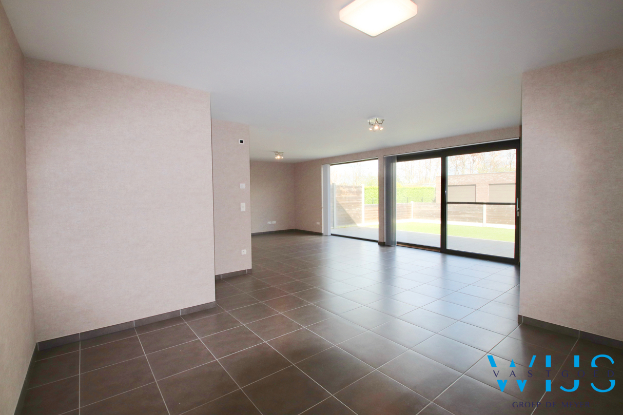 Recent GELIJKVLOERS appartement met 2 slaapkamers te Oosteeklo ! 