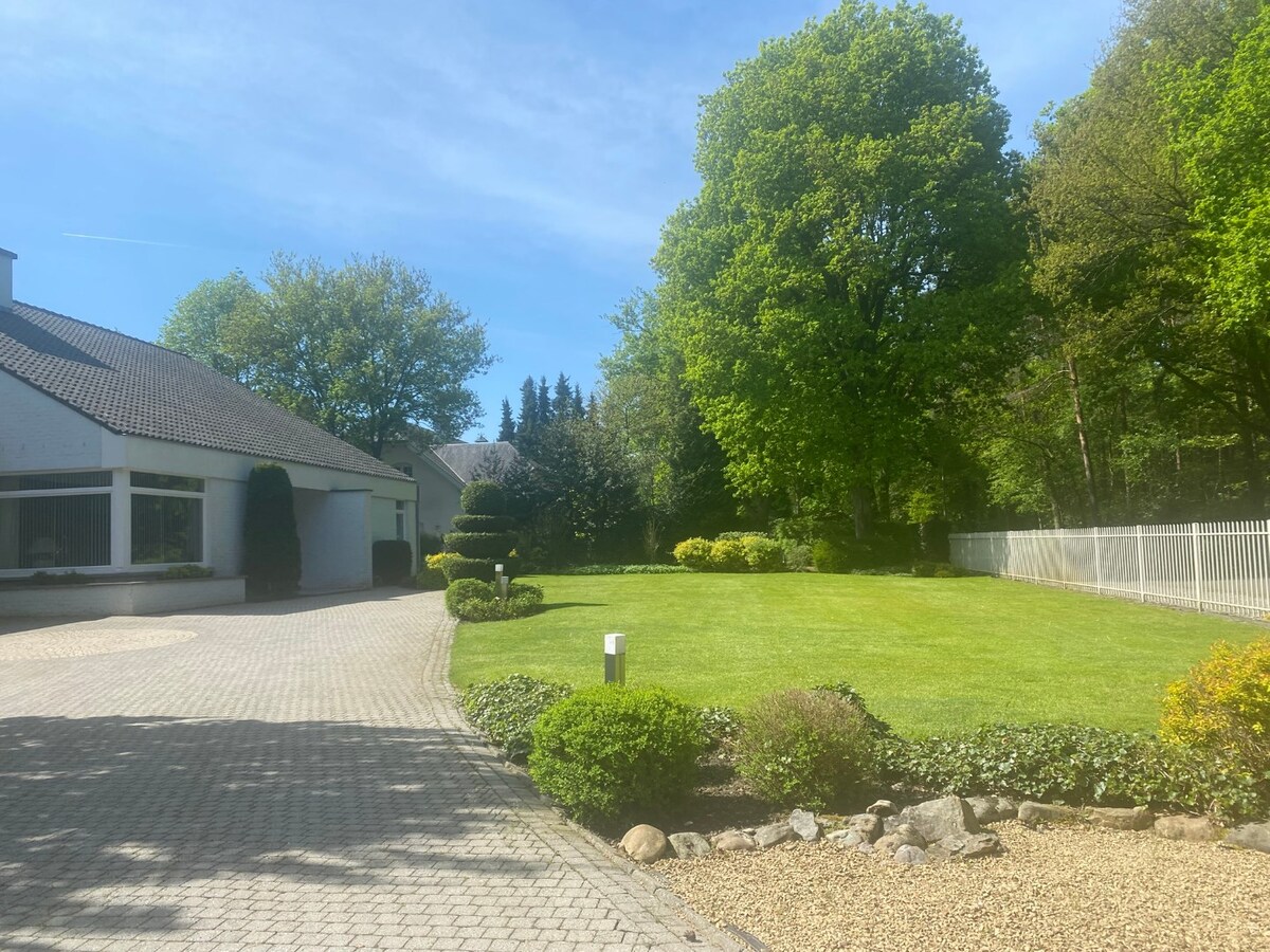 Residentieel gelegen villa op  perceel van  2.889 m². Aan Nationaal Park Hoge Kempen. 