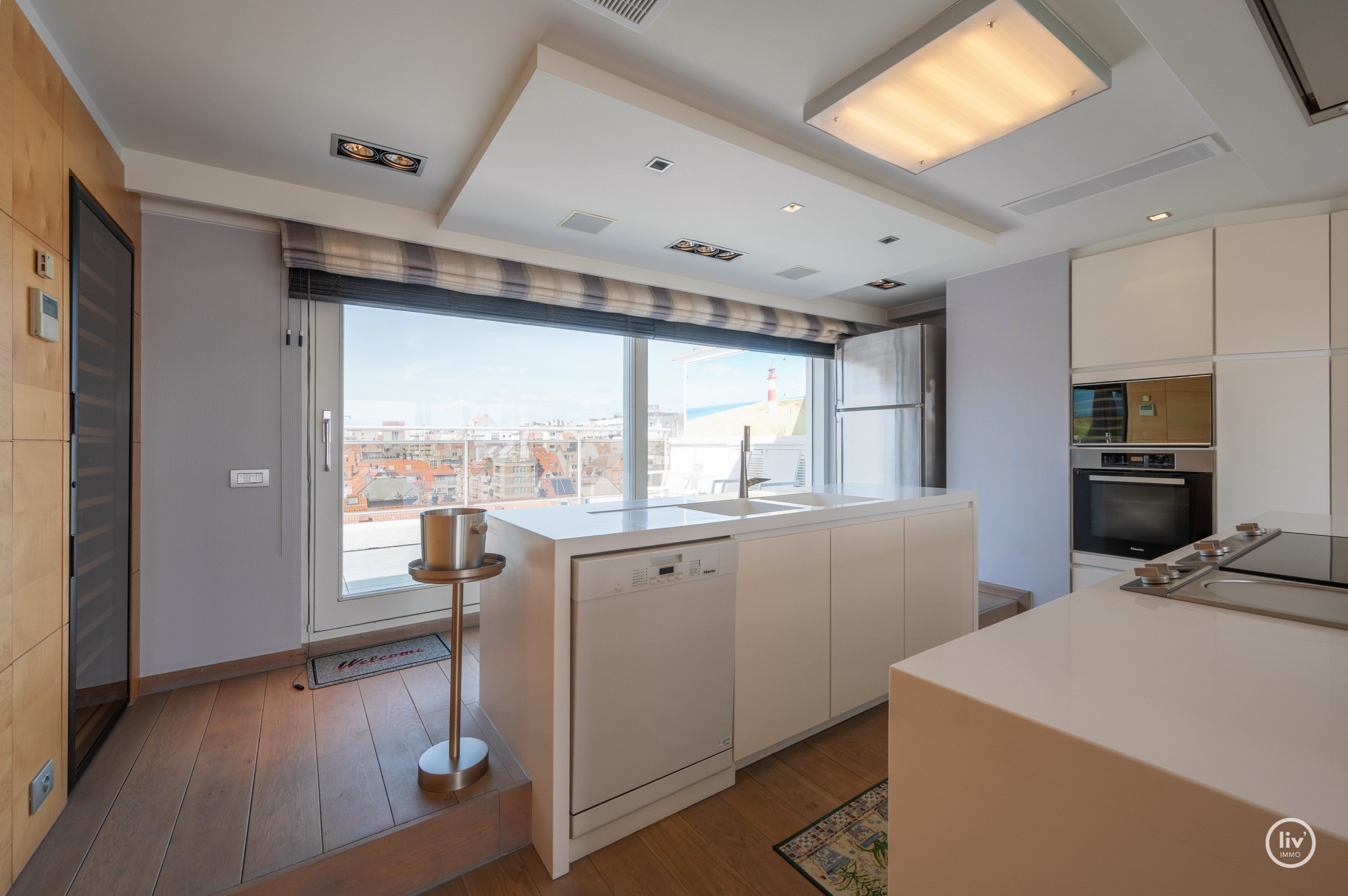 Dit magnifieke duplexappartement combineert uitzonderlijke volumes met adembenemende zichten over zowel de omliggende bossen als de zee. 