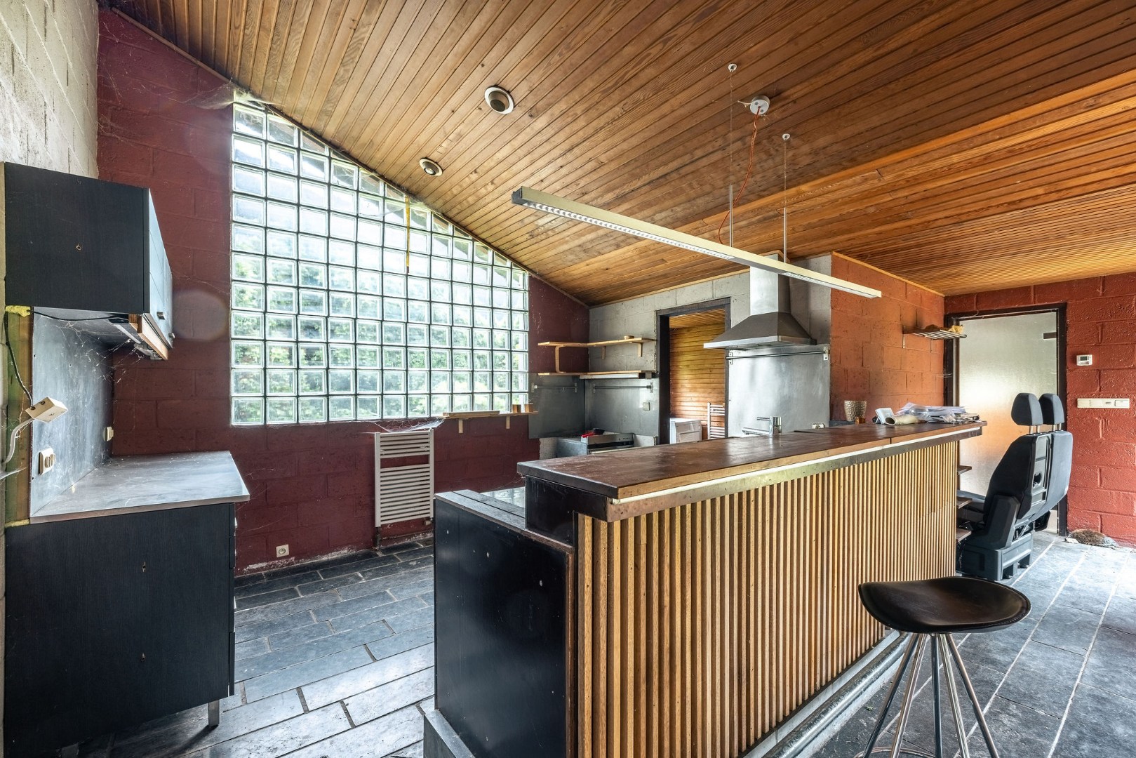 Seventies bungalowvilla met renovatiepotentieel op unieke ligging aan natuurgebied 