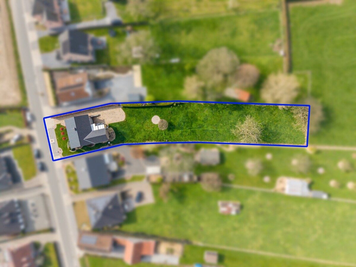 Zeer goed onderhouden gelijkvloerse gezinswoning op een riant perceel van 19a75ca op een rustige locatie te Schalkhoven, een deelgemeente van Hoeselt. 