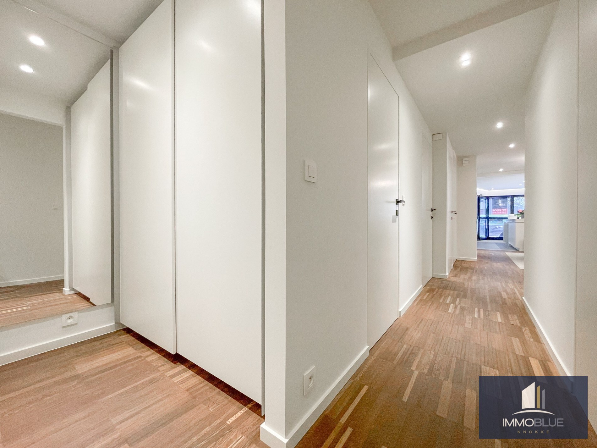 Stijlvol, instapklaar appartement met een ruim terras gelegen aan het Lichttorenplein op enkele passen van de zee. 