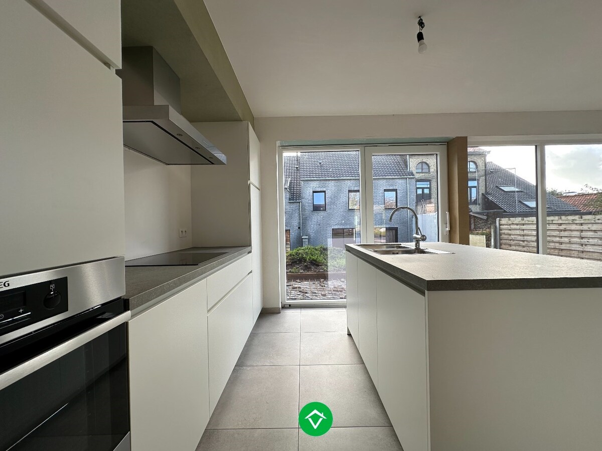 Moderne en lichtrijke nieuwbouwwoning met drie slaapkamers te Handzame (Kortemark) 