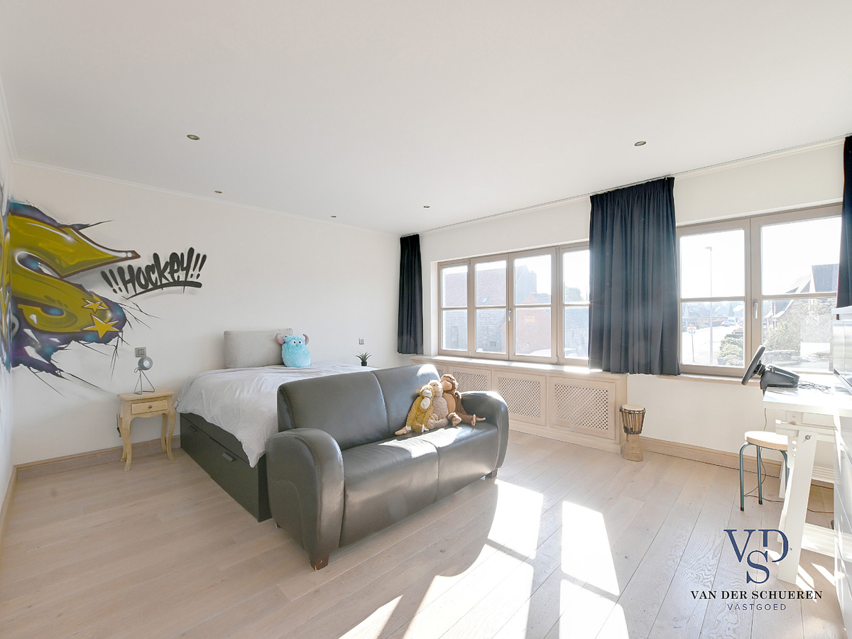 Prachtig gerenoveerde Herenwoning met zwembad te Gavere. 